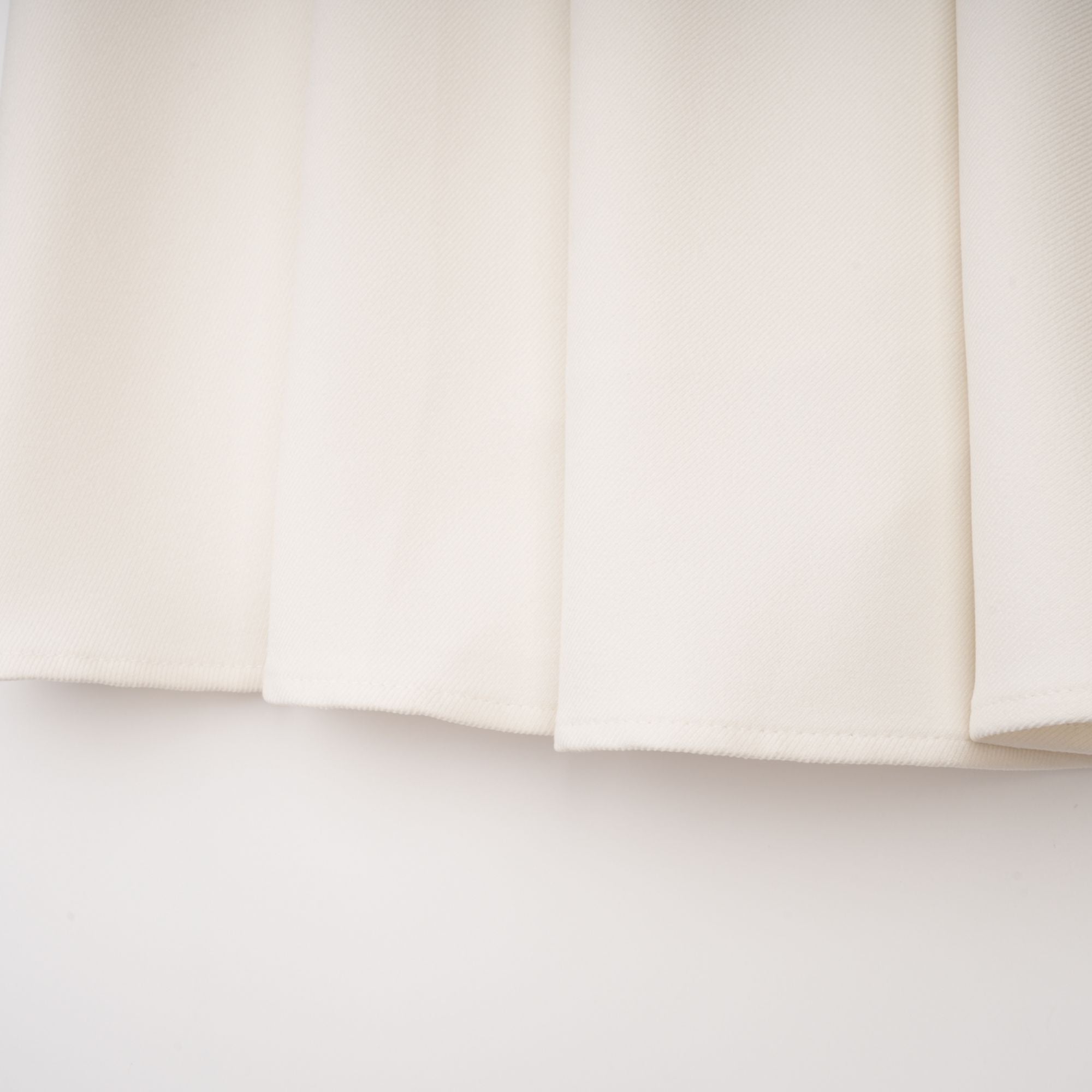 Maja Weißes Kunstperlen-Jacket & Faltenrock-Set