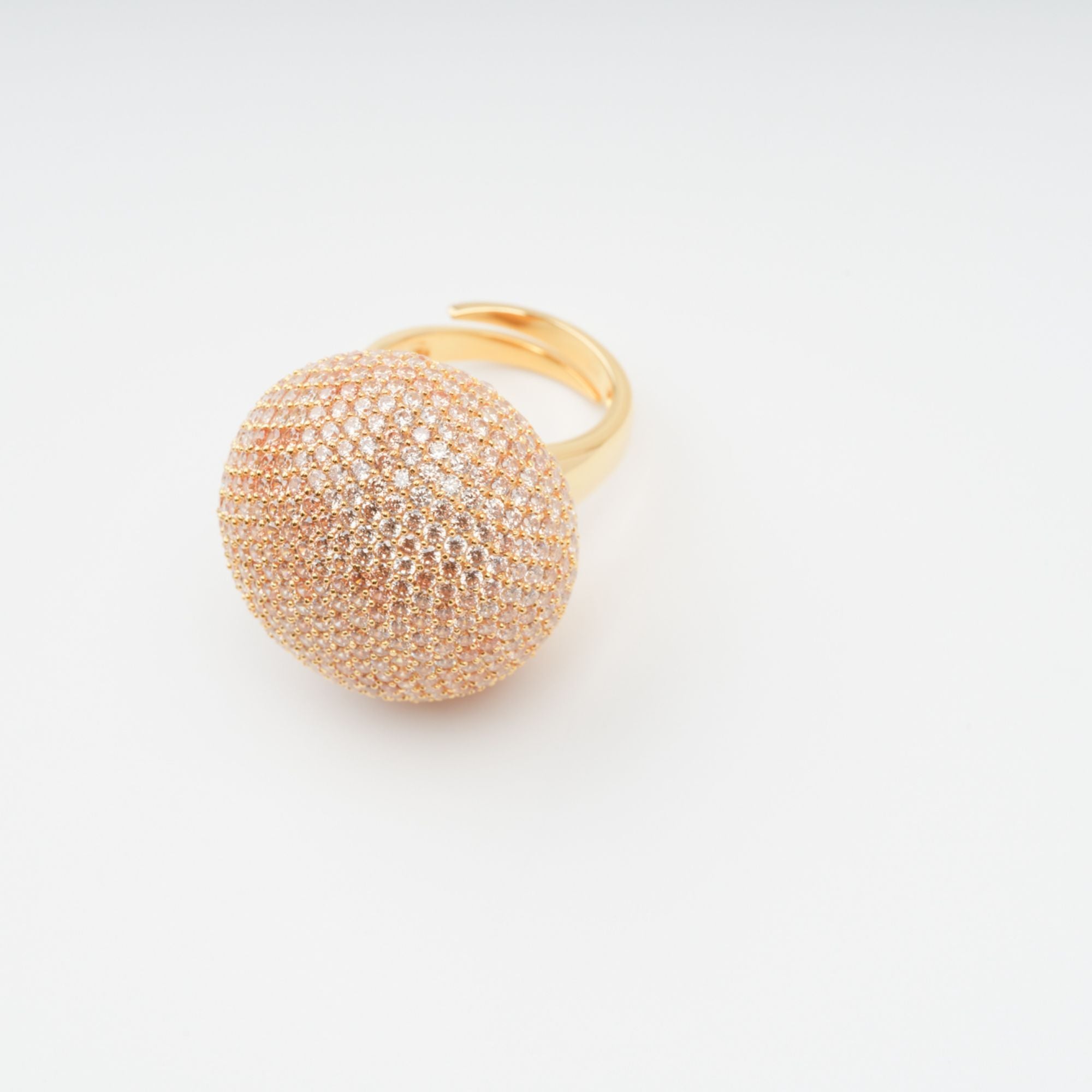 Radieuse – Goldfarbener Ring aus Sterlingsilber mit Kristallverzierung