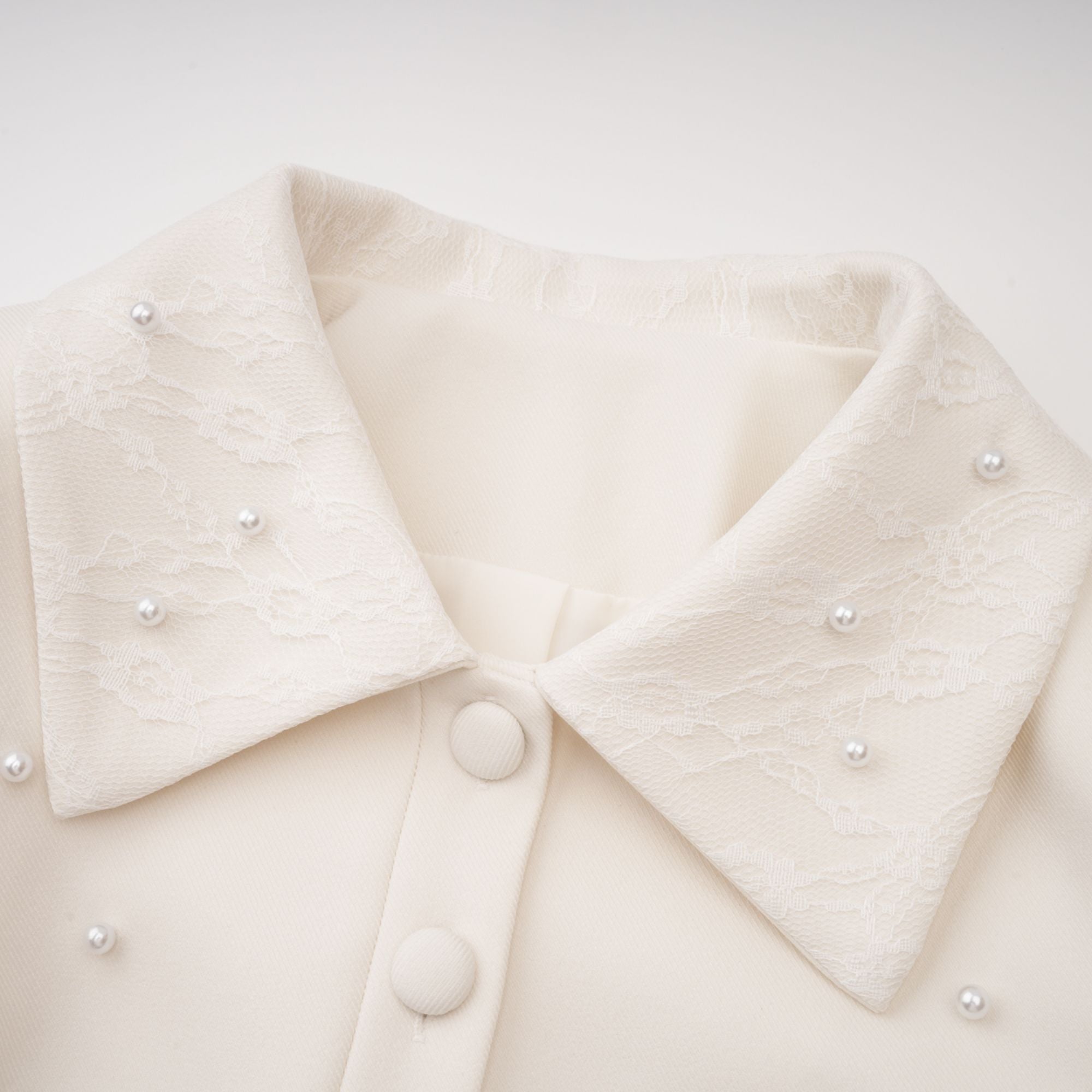 Maja Weißes Kunstperlen-Jacket & Faltenrock-Set