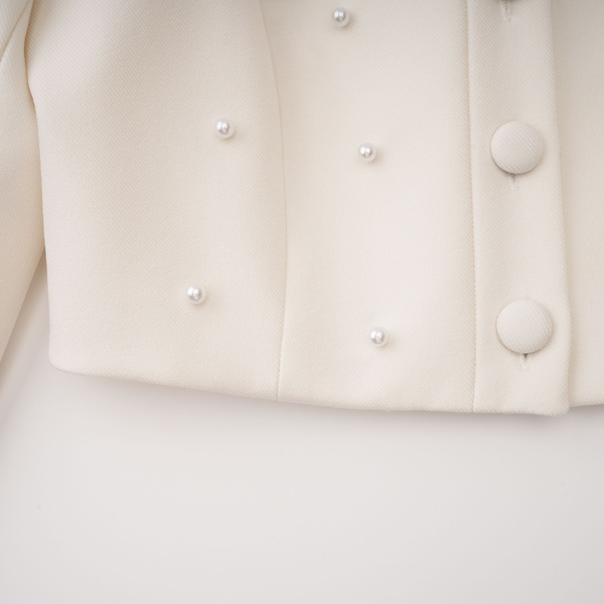 Maja Weißes Kunstperlen-Jacket & Faltenrock-Set