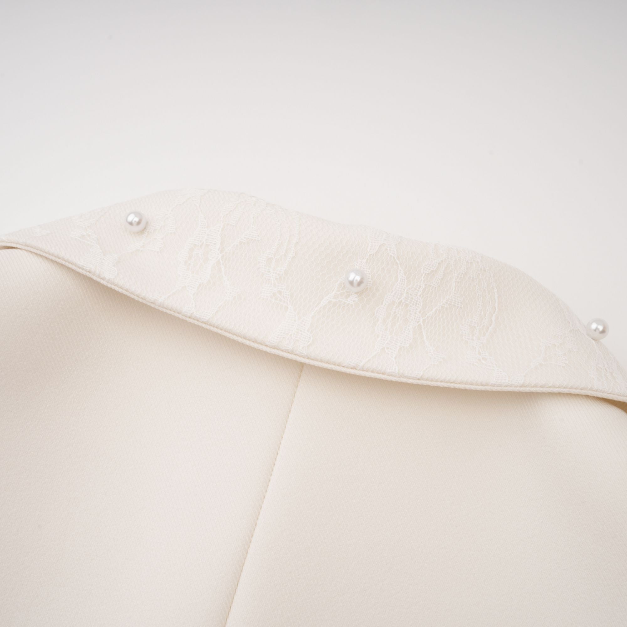 Maja Weißes Kunstperlen-Jacket & Faltenrock-Set