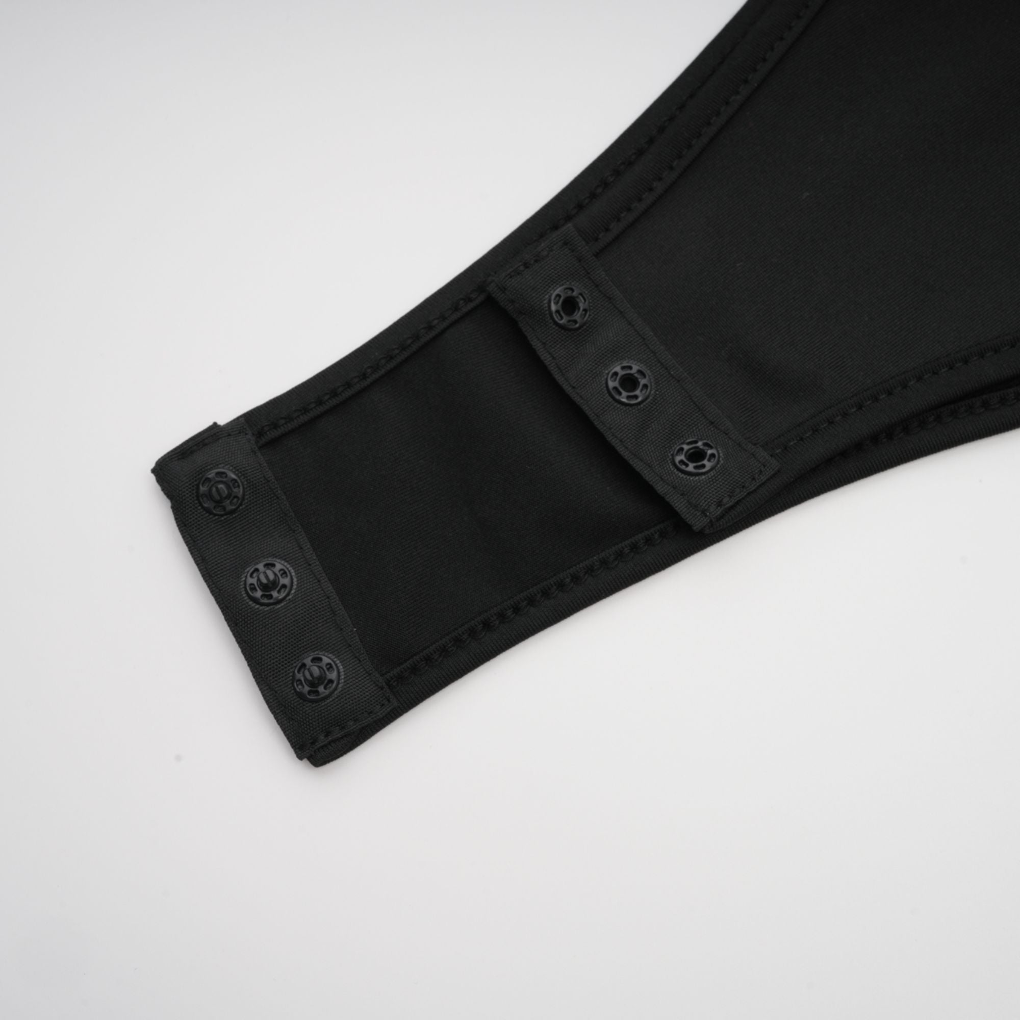 بدلة كابريانا بأكمام طويلة وفتحات