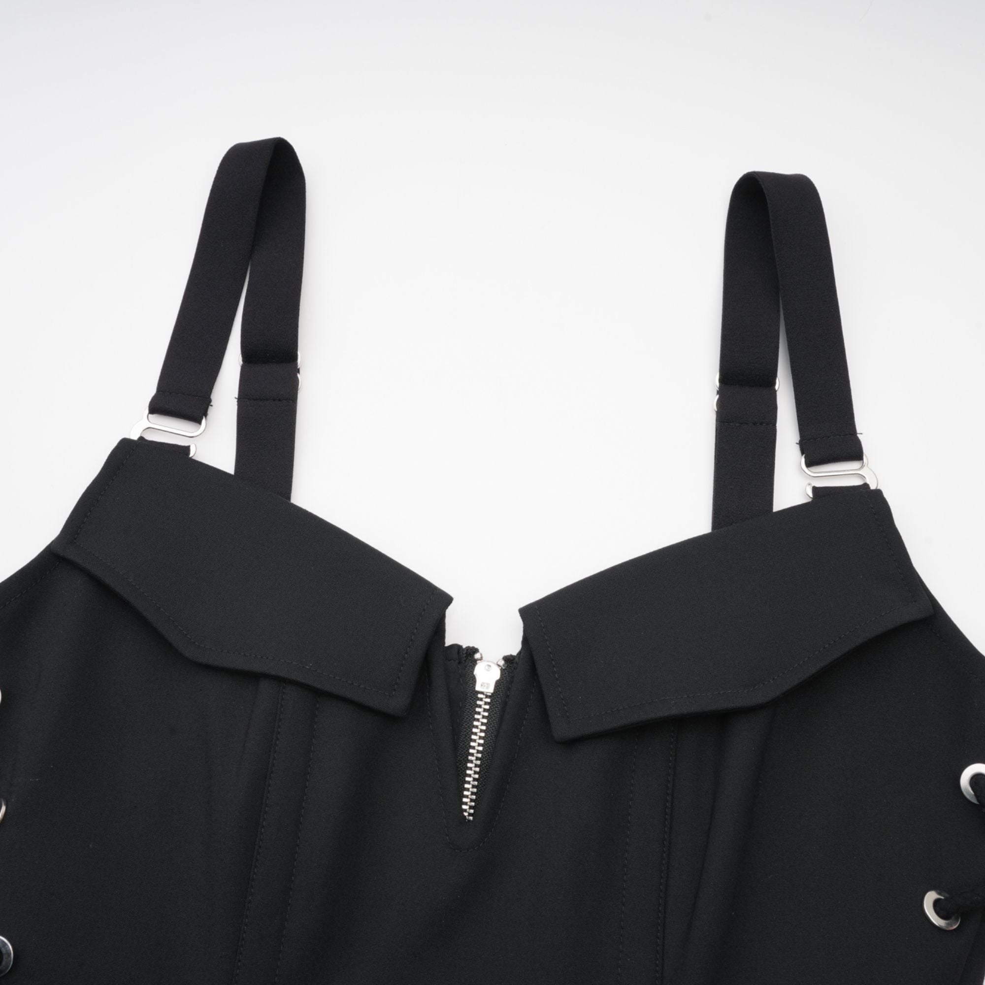 فستان جاينا الأسود ذو الجيب والخطاف