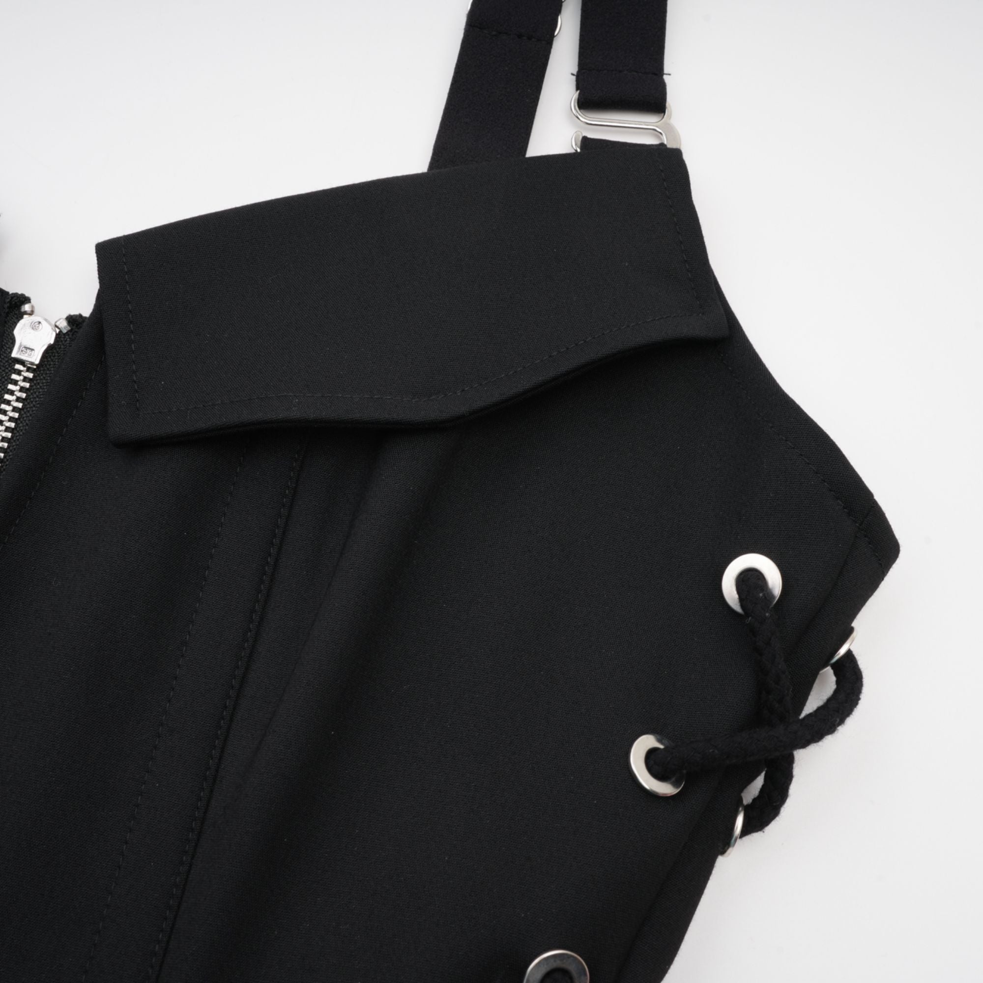 فستان جاينا الأسود ذو الجيب والخطاف