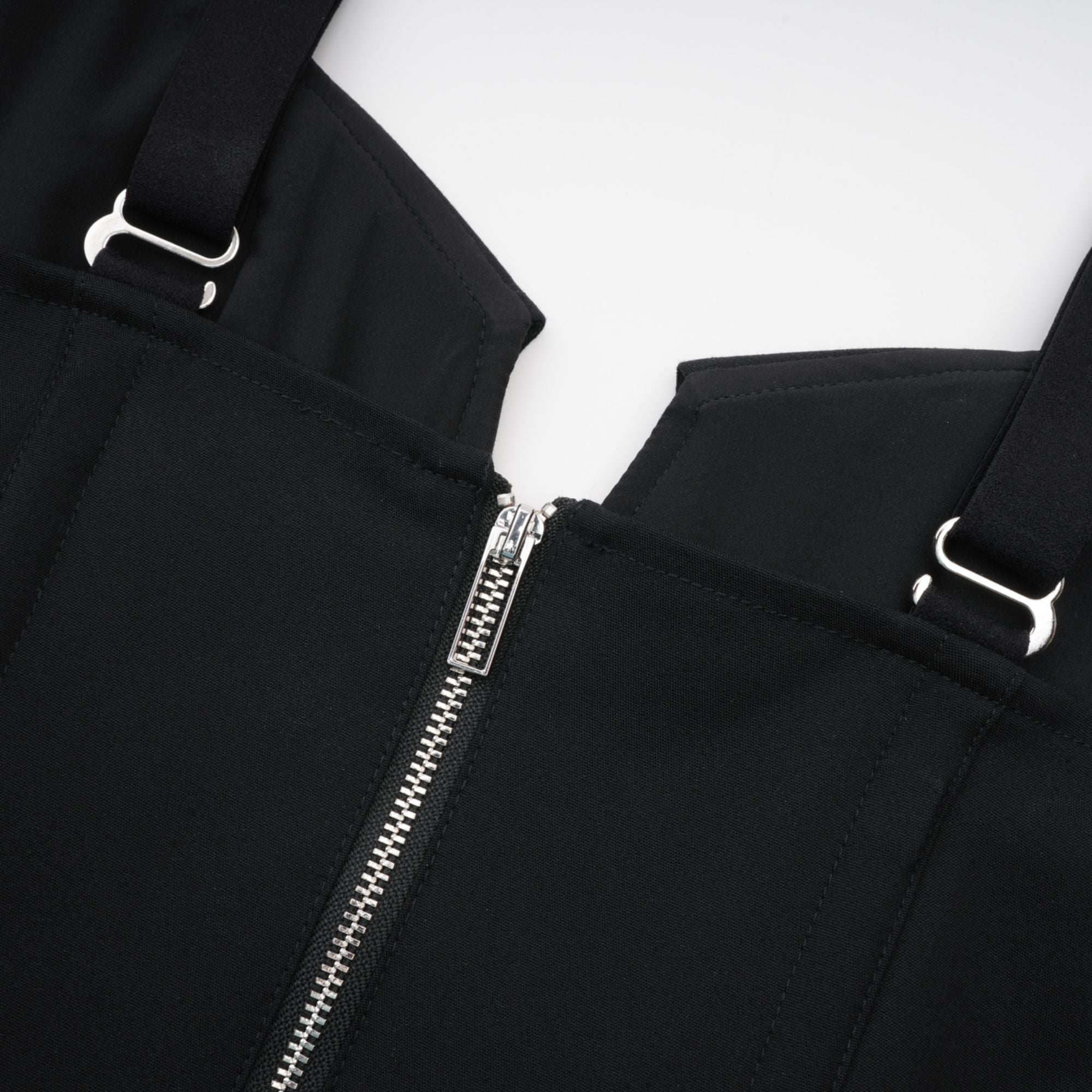 فستان جاينا الأسود ذو الجيب والخطاف