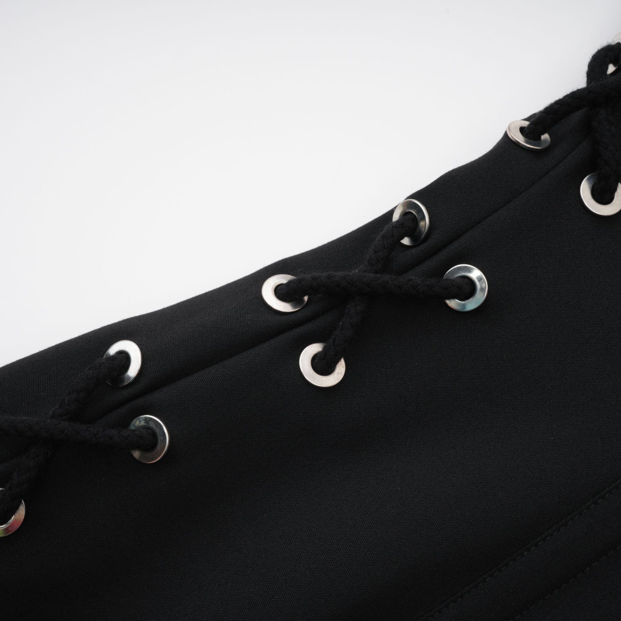 فستان جاينا الأسود ذو الجيب والخطاف