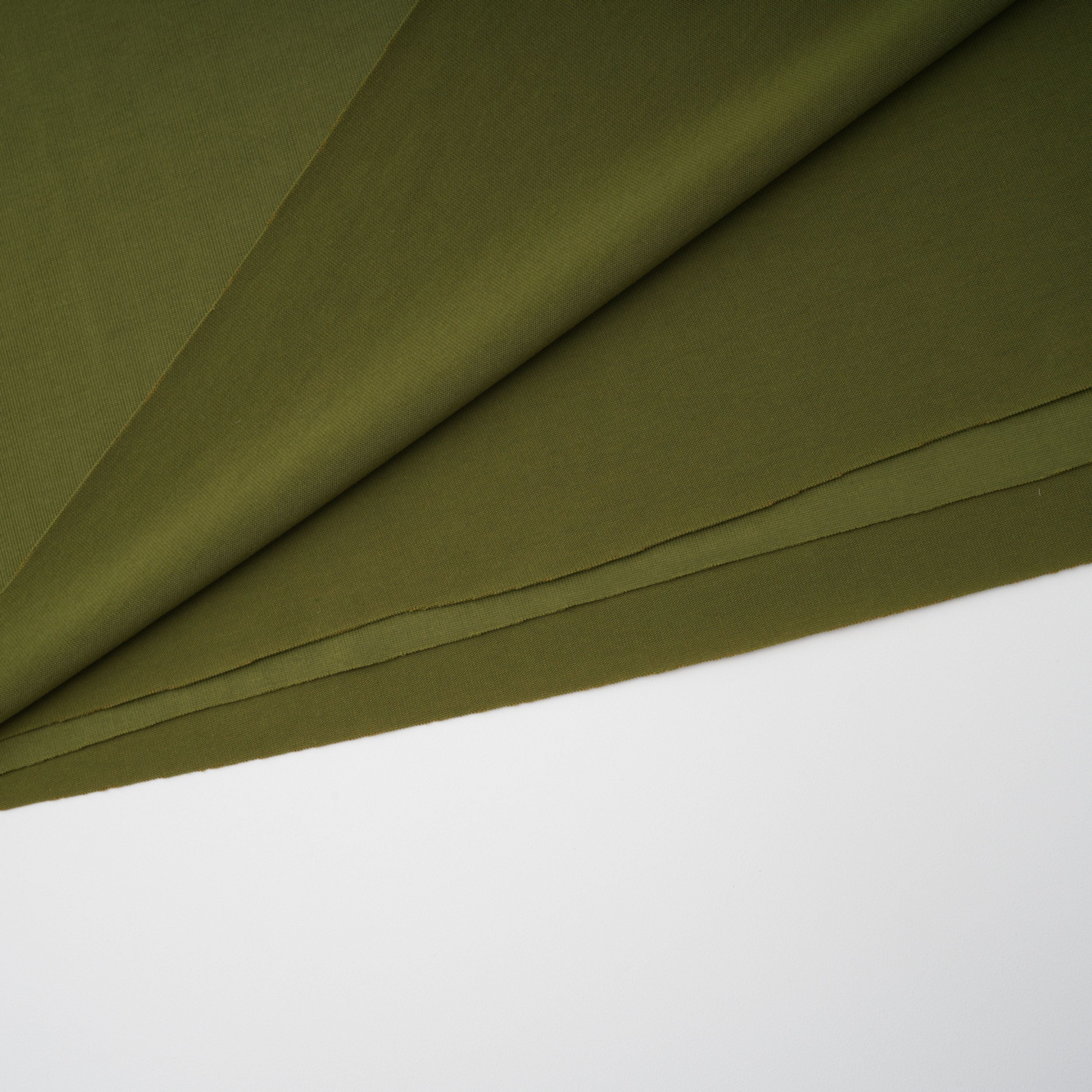 فستان طويل غير متماثل مزين بشريط من Emilia Green