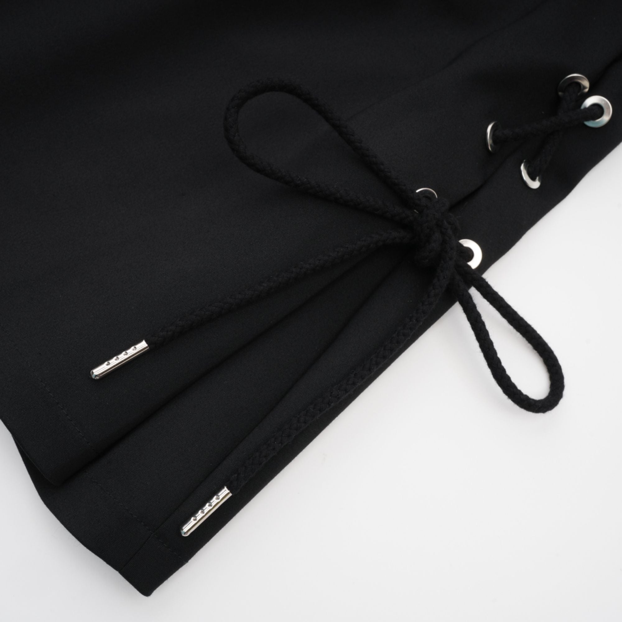 فستان جاينا الأسود ذو الجيب والخطاف