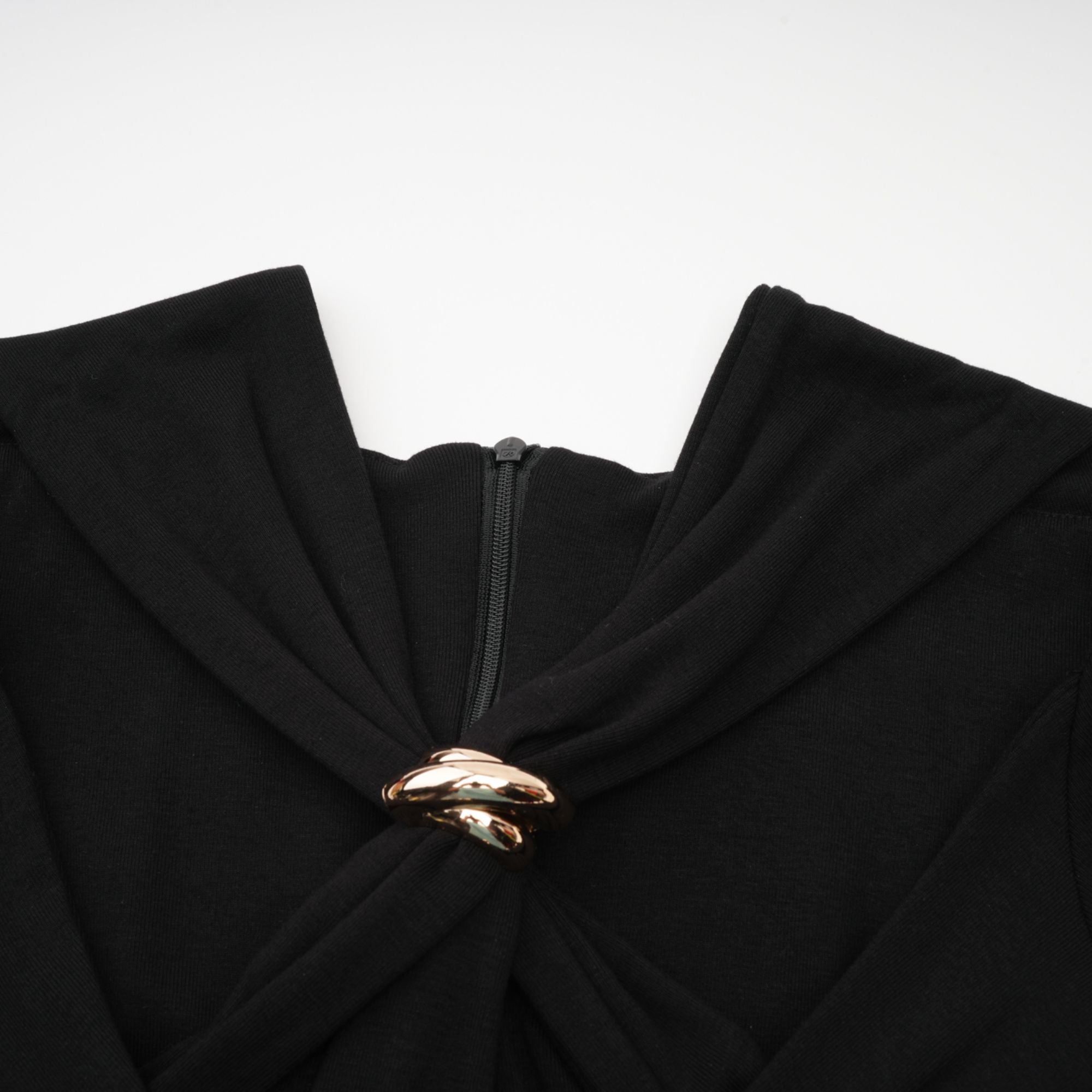 بلوزة كلارابيل بتصميم مجمع ومفتوح