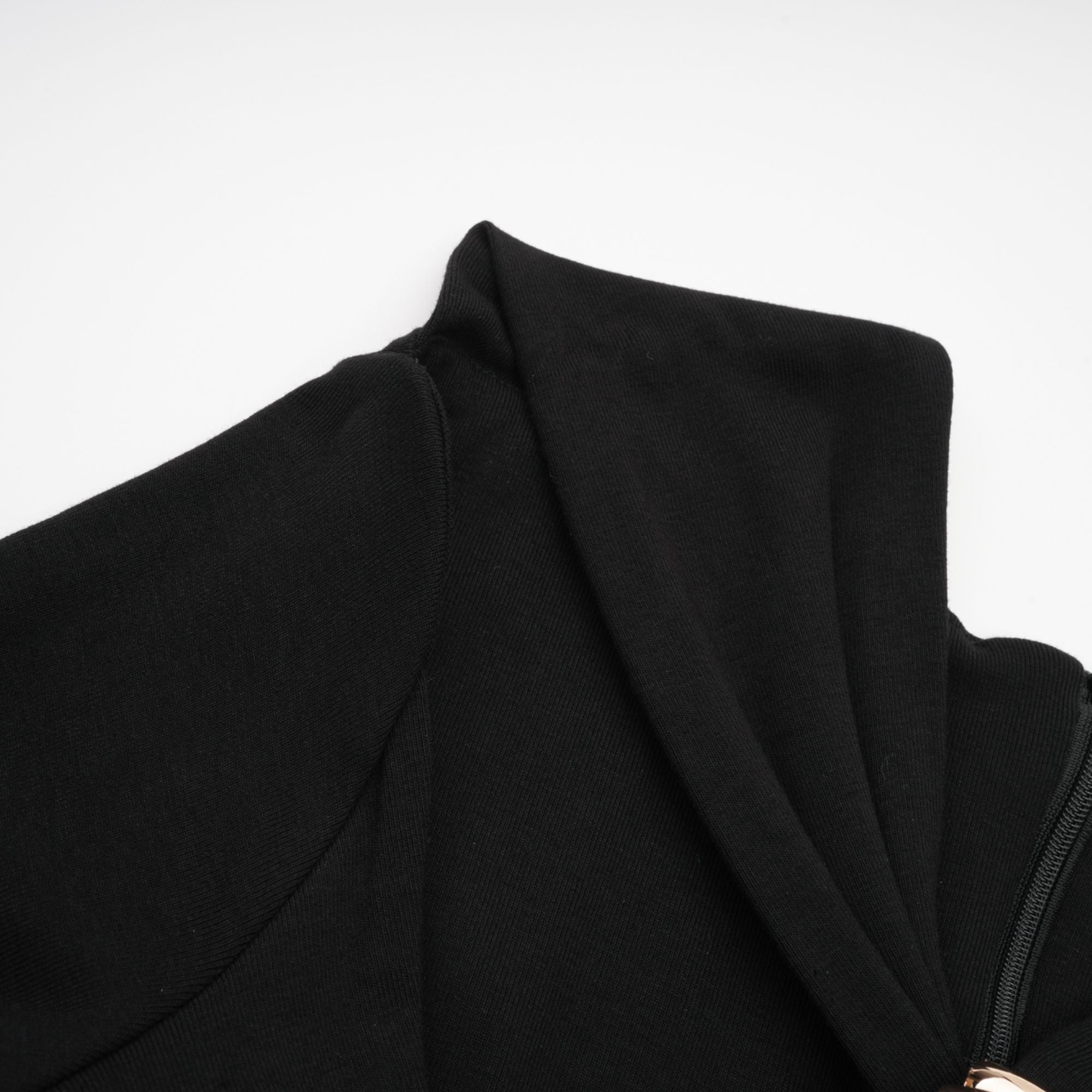 بلوزة كلارابيل بتصميم مجمع ومفتوح