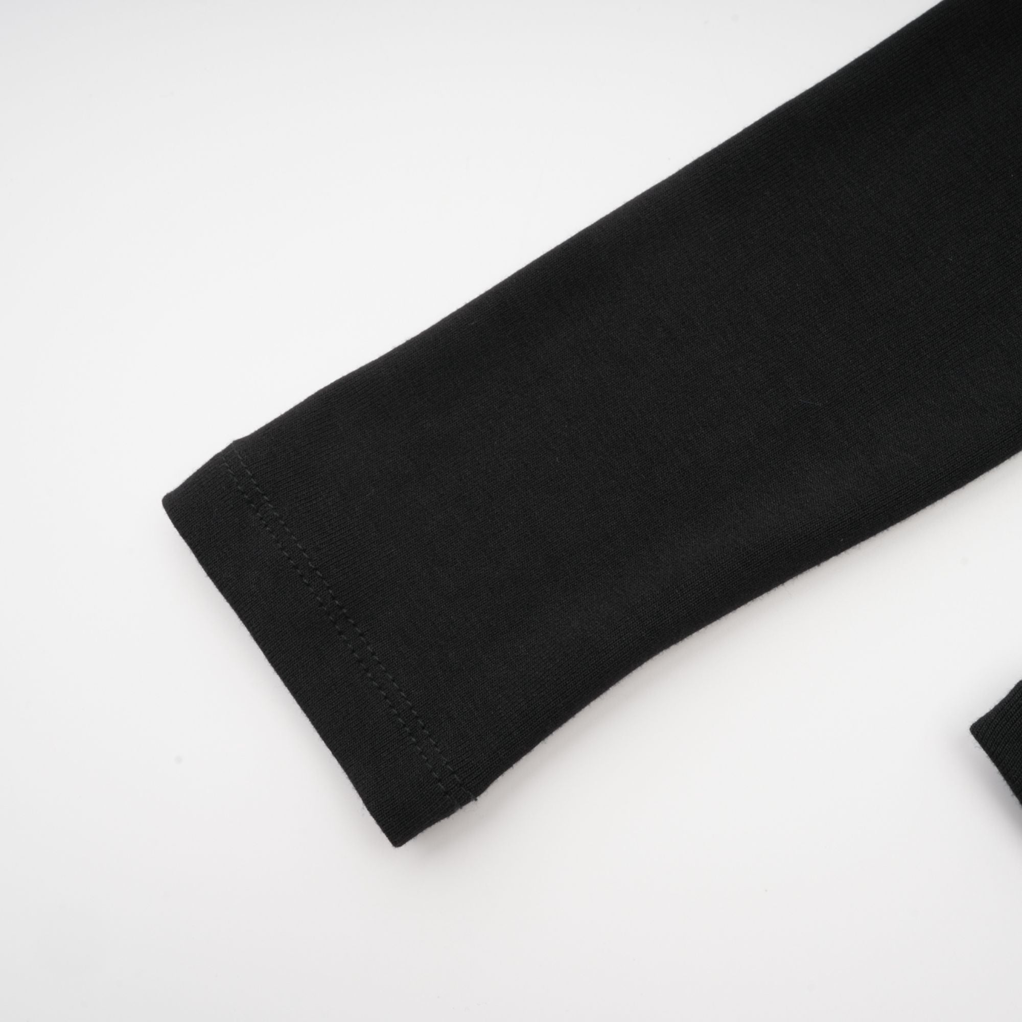 بلوزة كلارابيل بتصميم مجمع ومفتوح