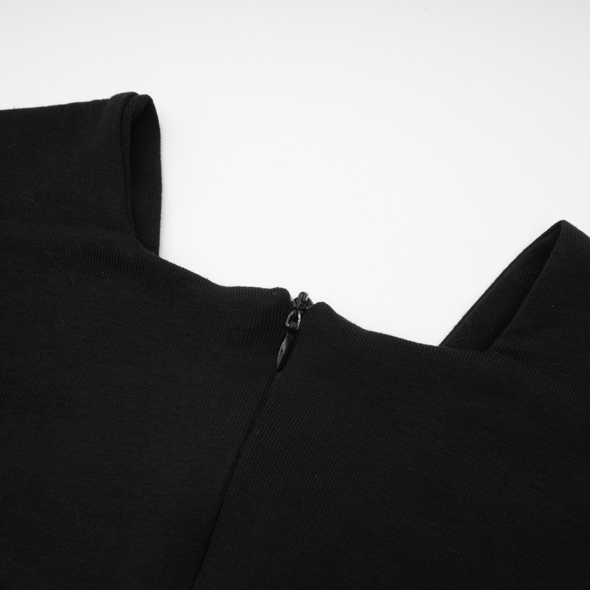 بلوزة كلارابيل بتصميم مجمع ومفتوح