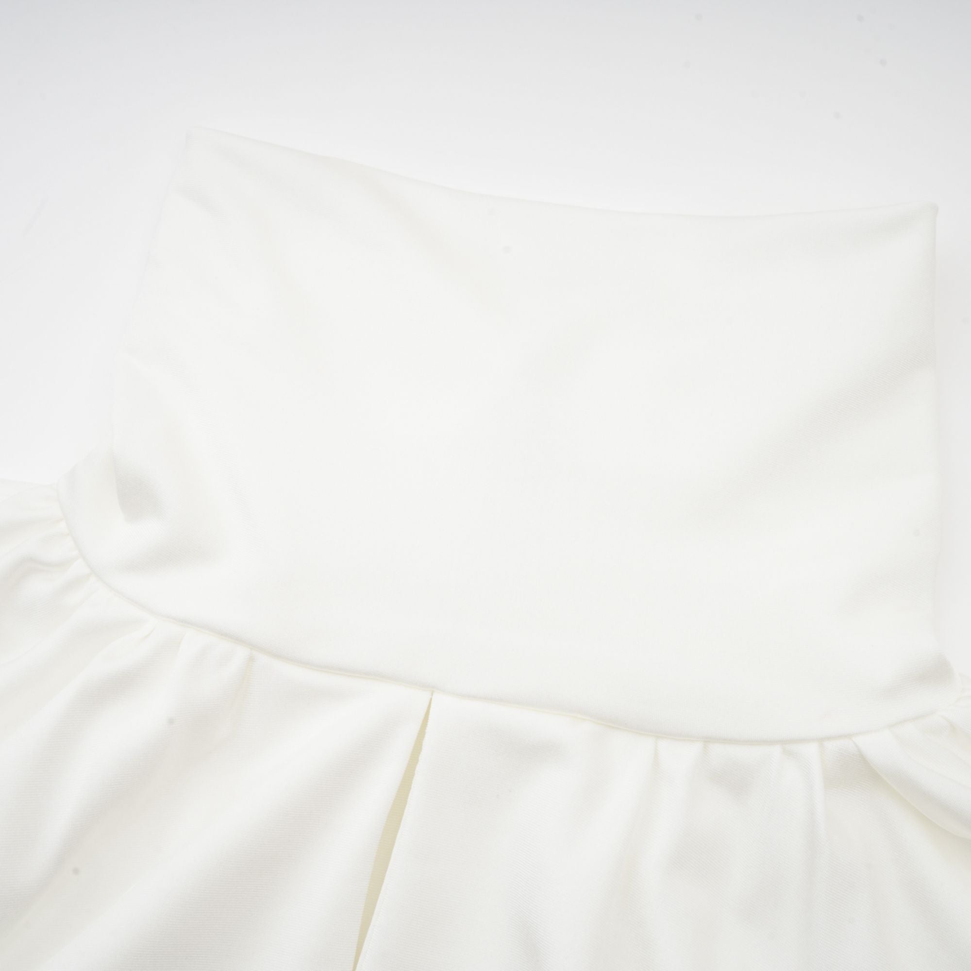 فستان مايفا القصير المزين بالزهور الصناعية باللون الأبيض