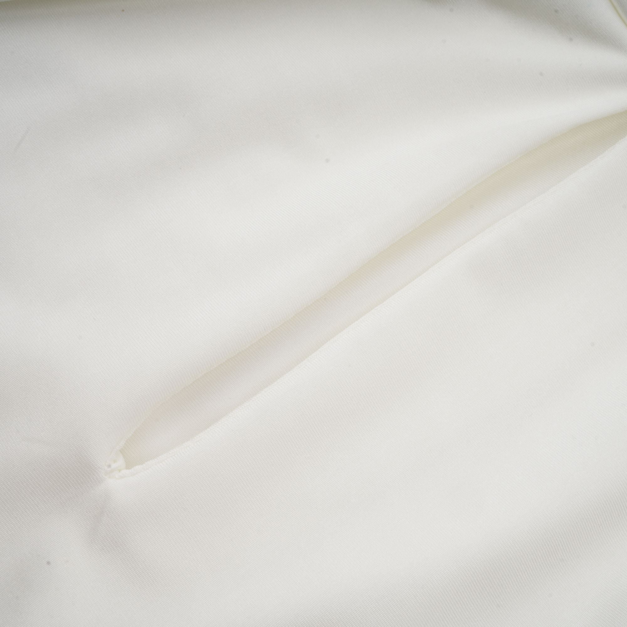 فستان مايفا القصير المزين بالزهور الصناعية باللون الأبيض