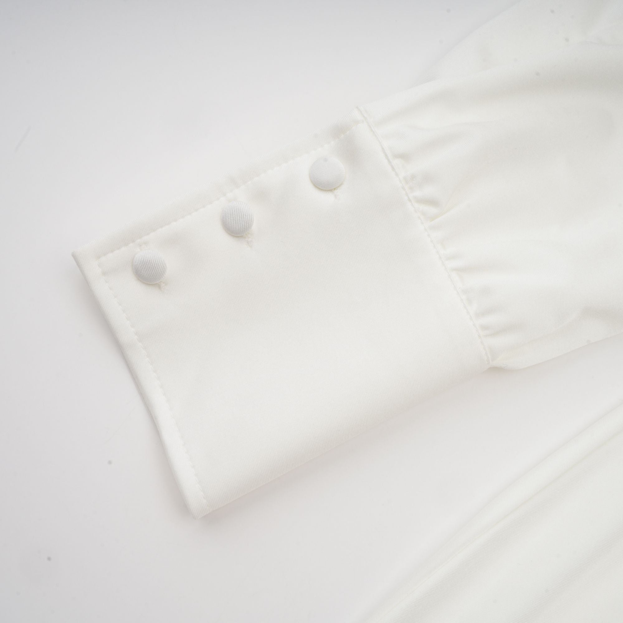 فستان مايفا القصير المزين بالزهور الصناعية باللون الأبيض