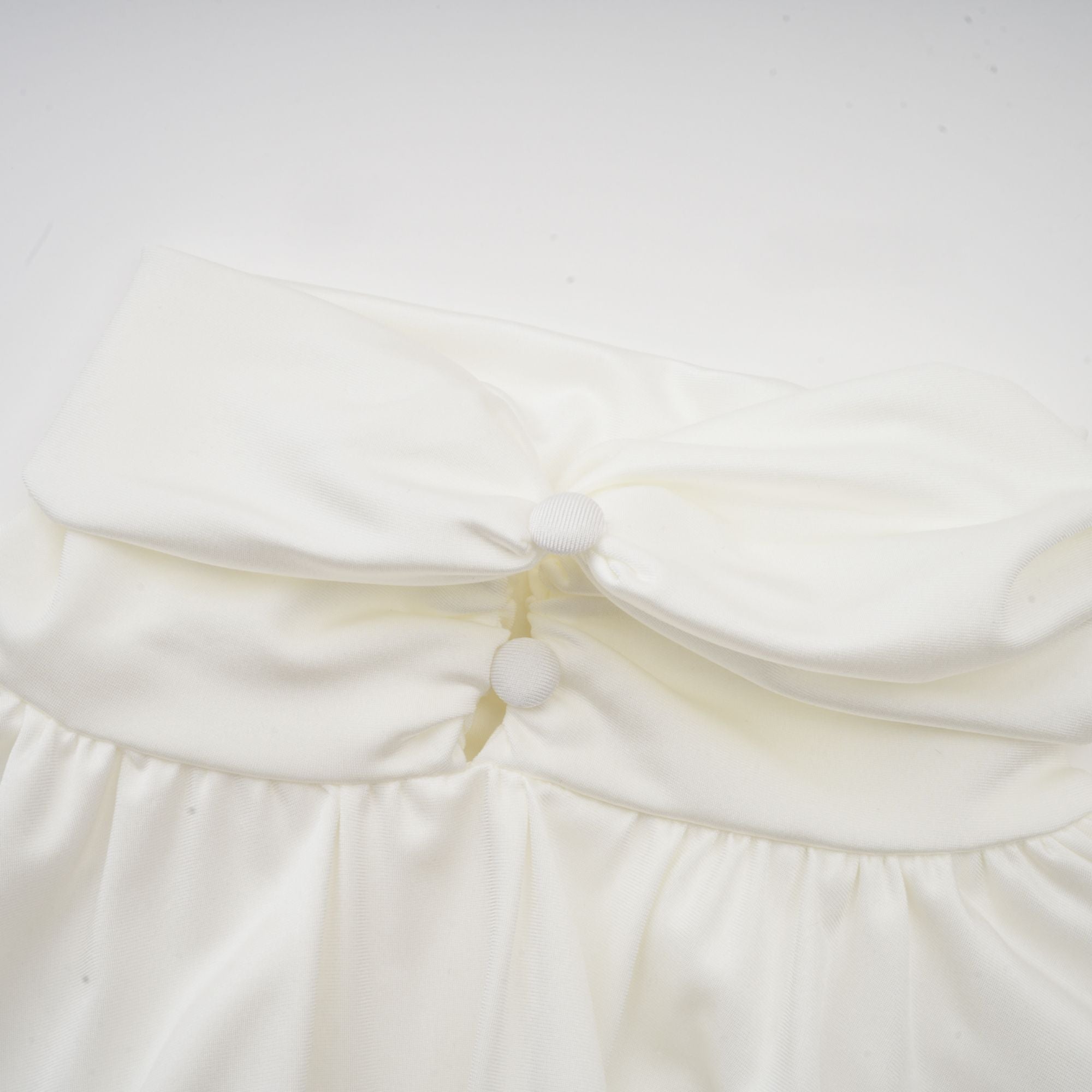 فستان مايفا القصير المزين بالزهور الصناعية باللون الأبيض