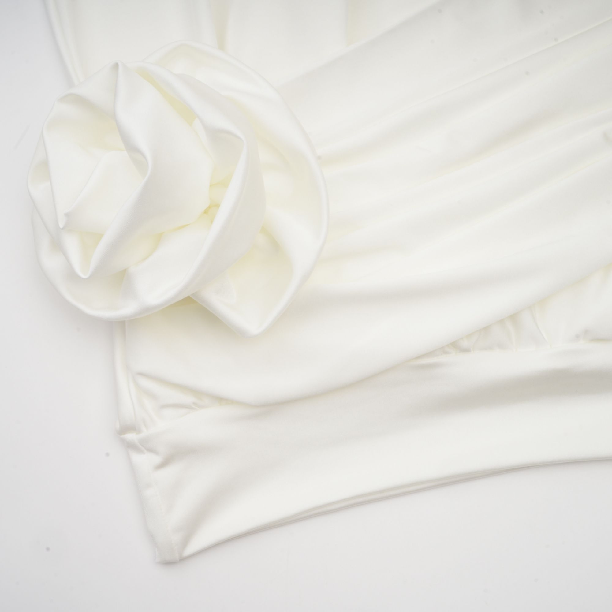 فستان مايفا القصير المزين بالزهور الصناعية باللون الأبيض