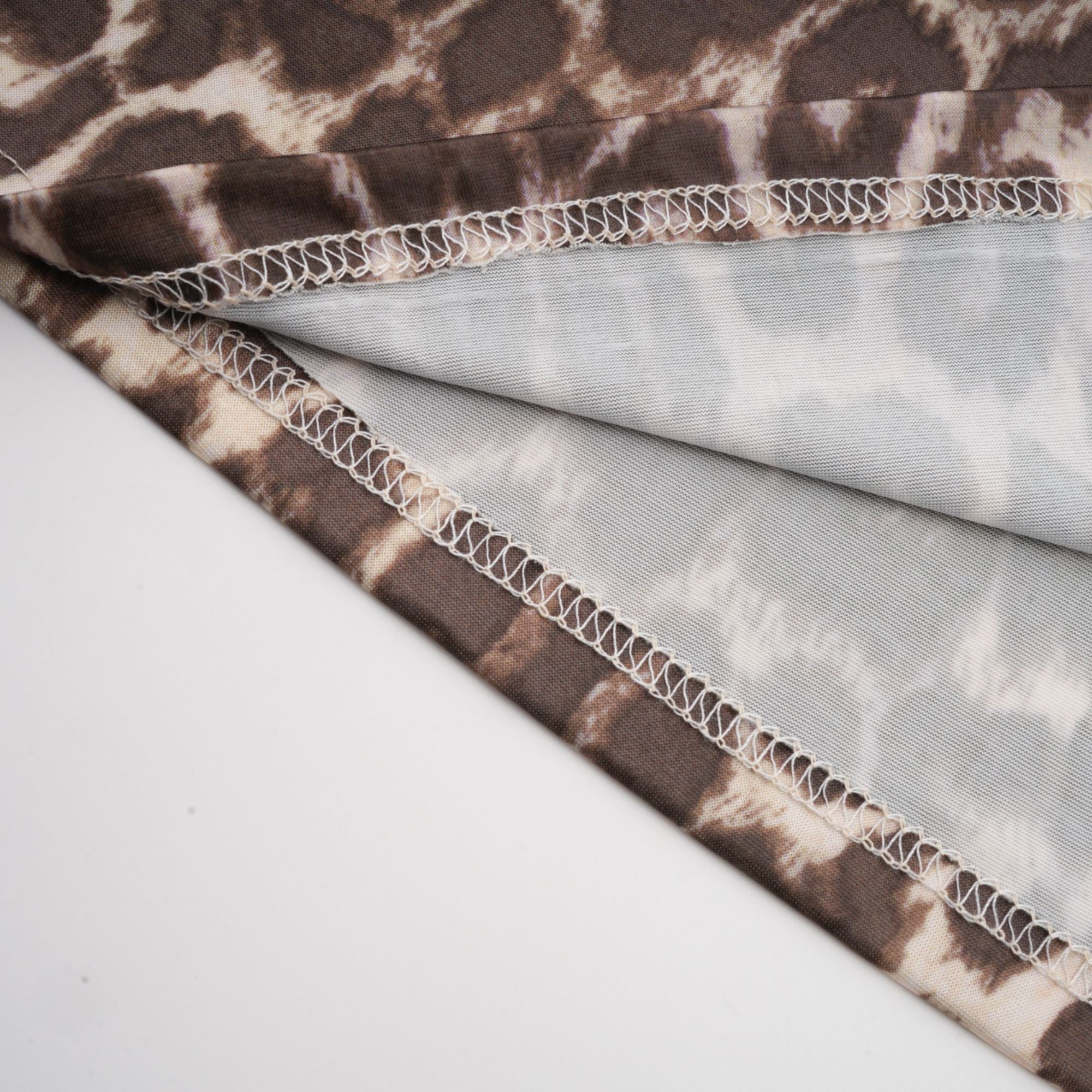 بلوزة Belle بطبعة جلد النمر بأكمام واسعة