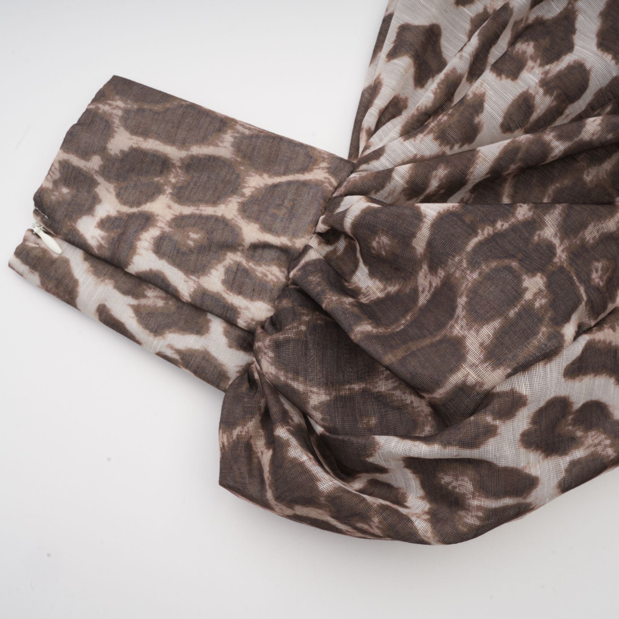 بلوزة Belle بطبعة جلد النمر بأكمام واسعة