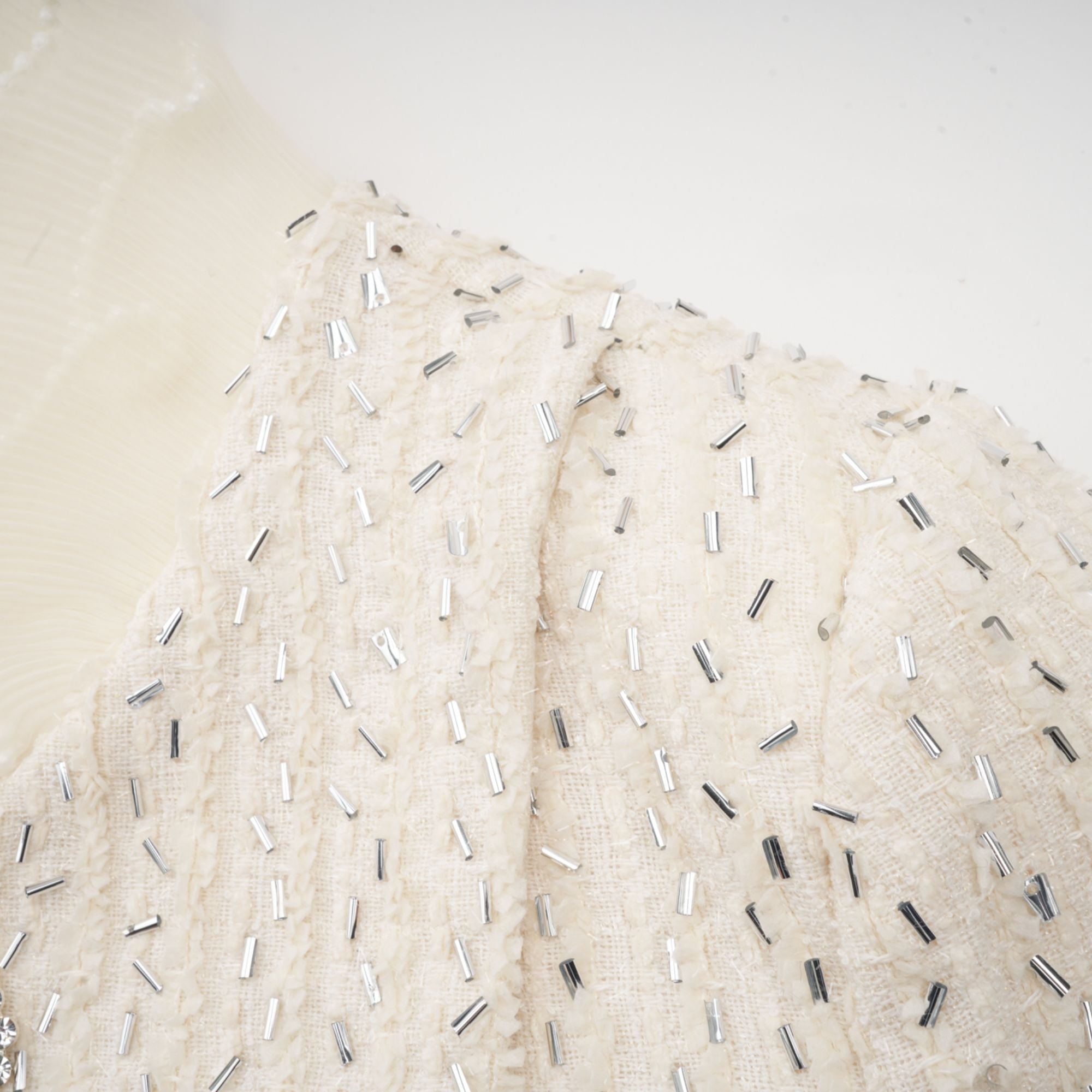 سترة بلانش البيضاء المقصوصة والمزينة بالكشكشة