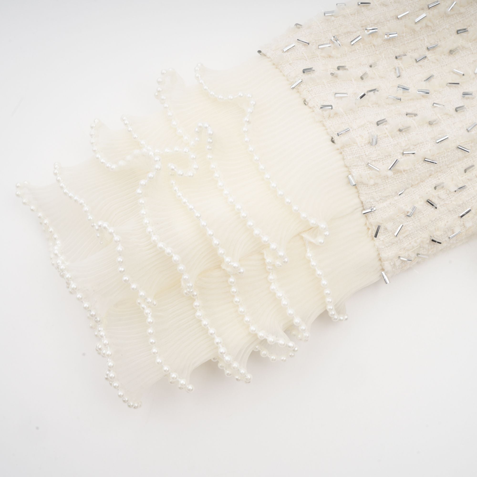 سترة بلانش البيضاء المقصوصة والمزينة بالكشكشة