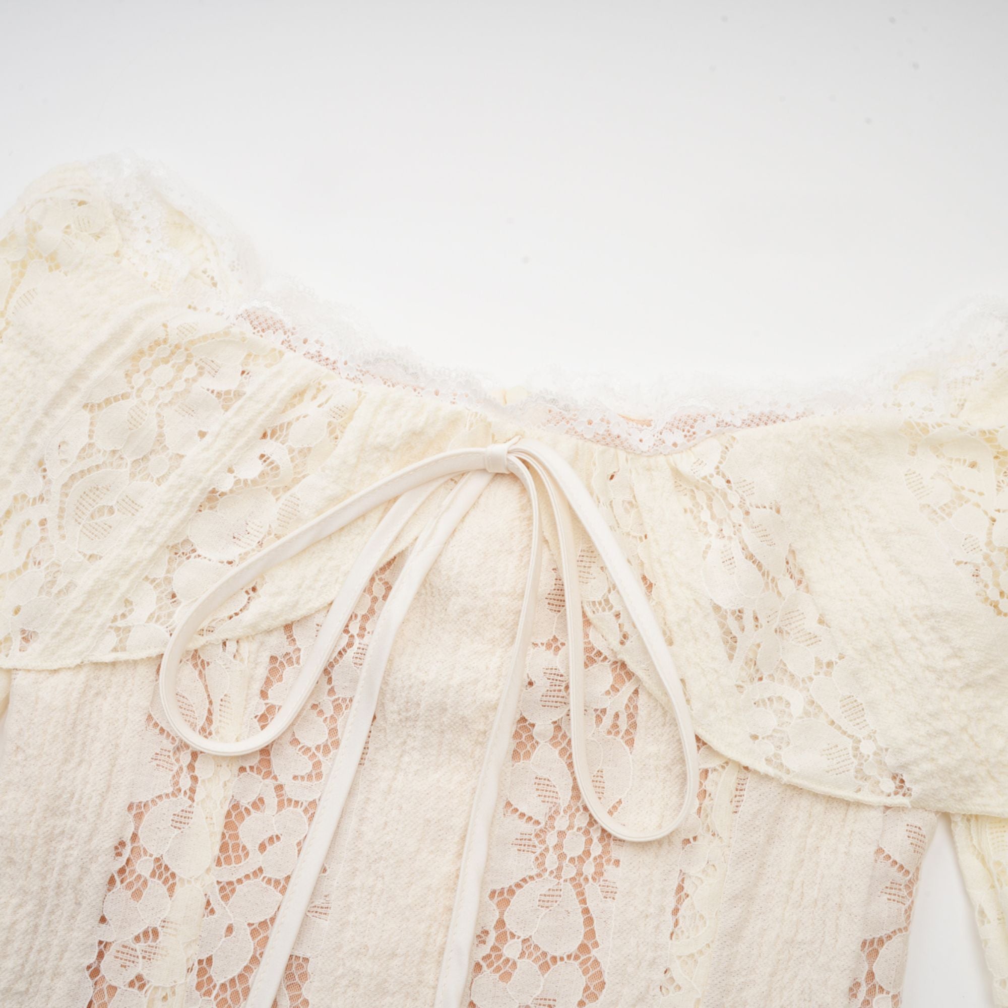 فستان قصير من إيميلين مزين بالدانتيل مزهر بأكمام واسعة باللون الحيادي