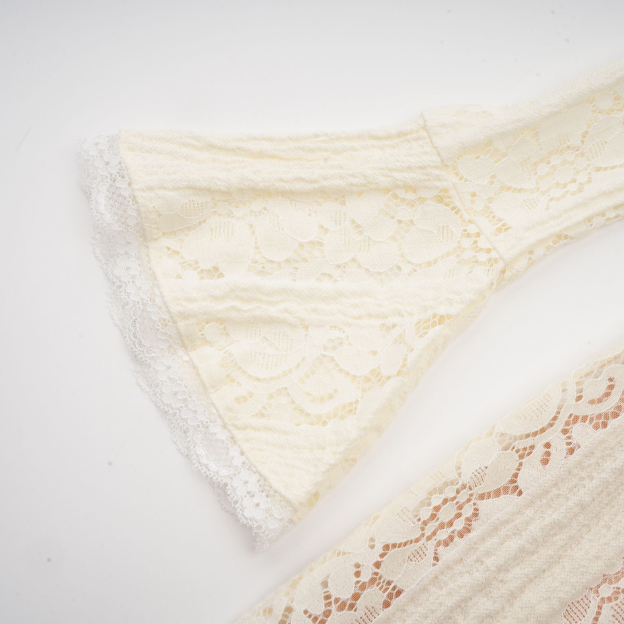 فستان قصير من إيميلين مزين بالدانتيل مزهر بأكمام واسعة باللون الحيادي