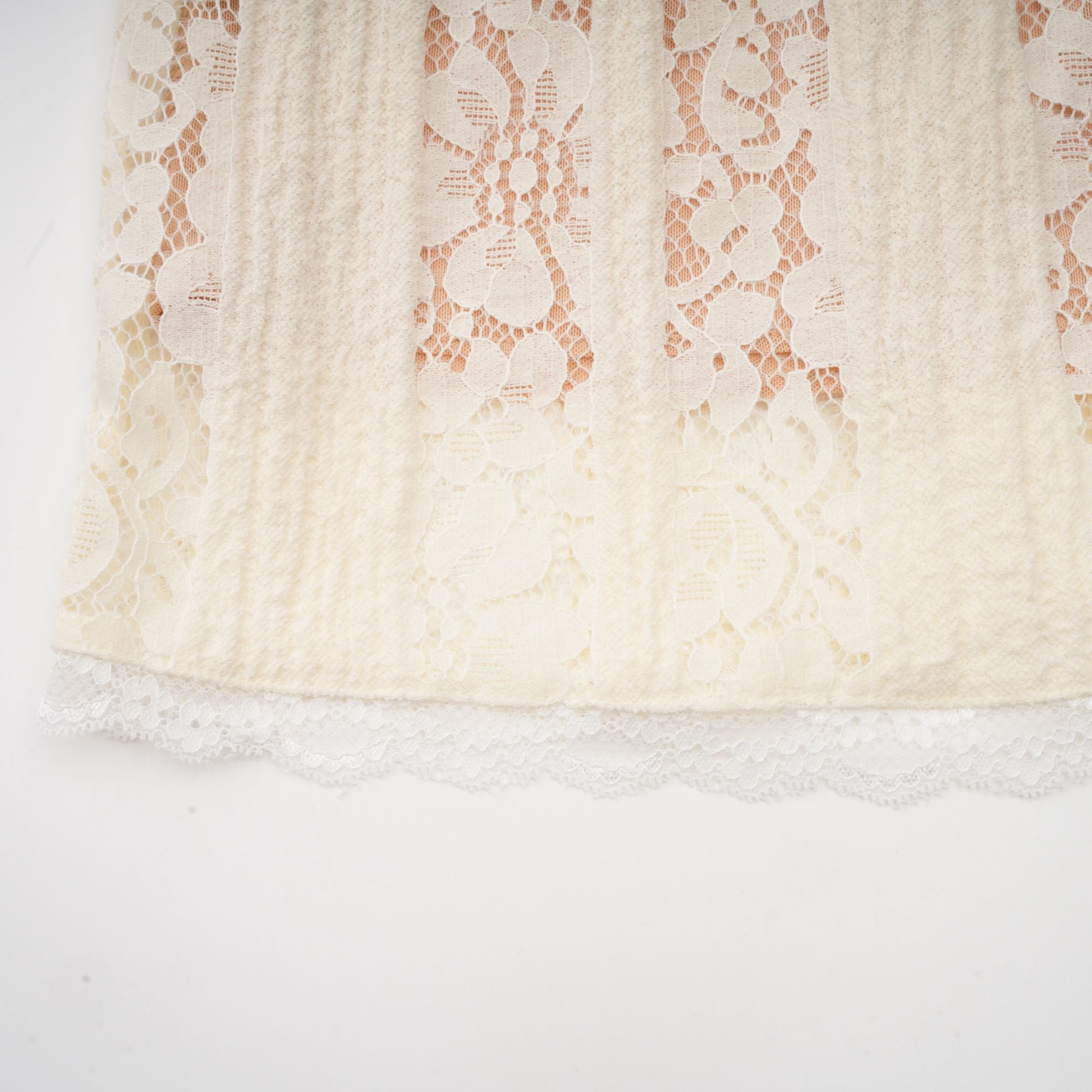 فستان قصير من إيميلين مزين بالدانتيل مزهر بأكمام واسعة باللون الحيادي