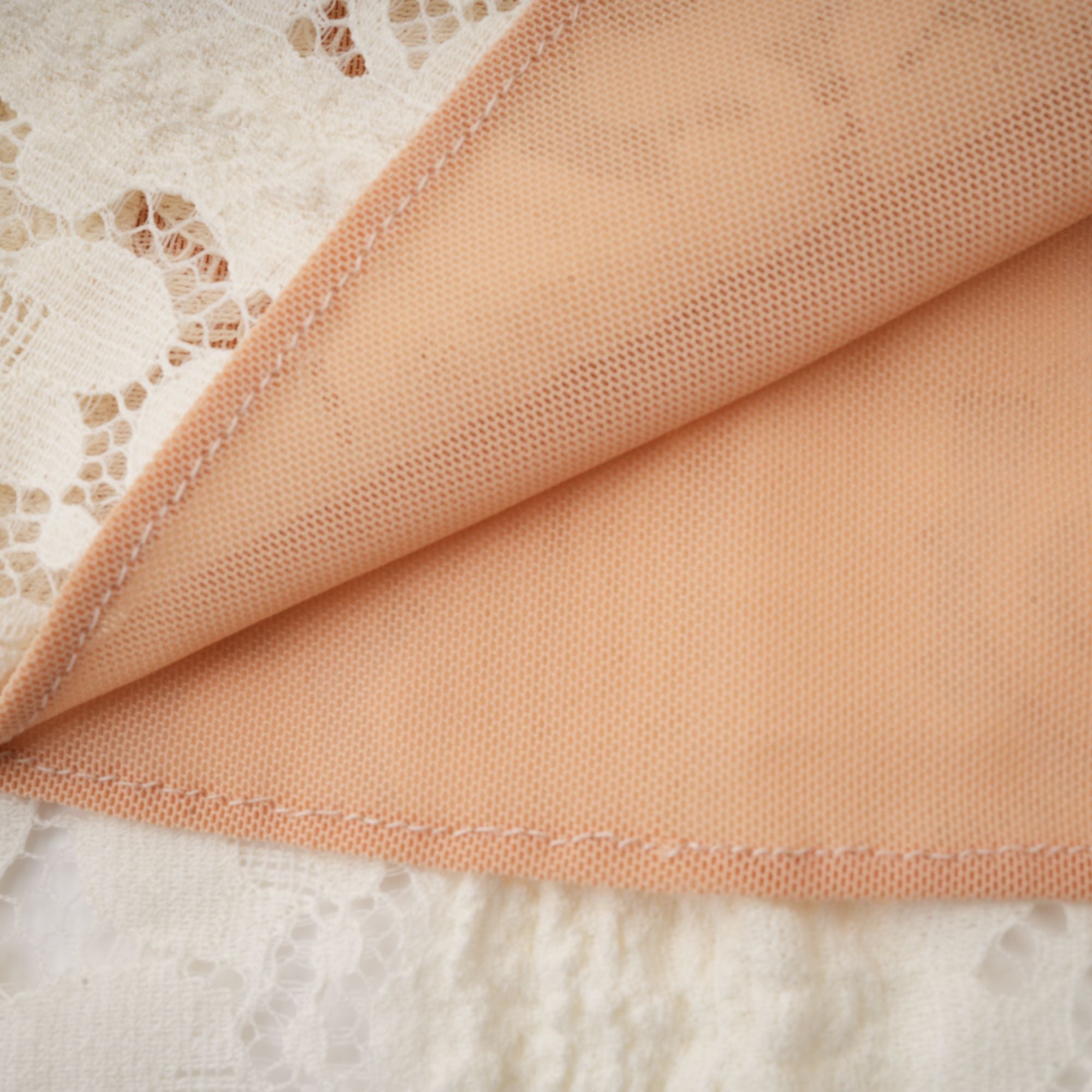 فستان قصير من إيميلين مزين بالدانتيل مزهر بأكمام واسعة باللون الحيادي