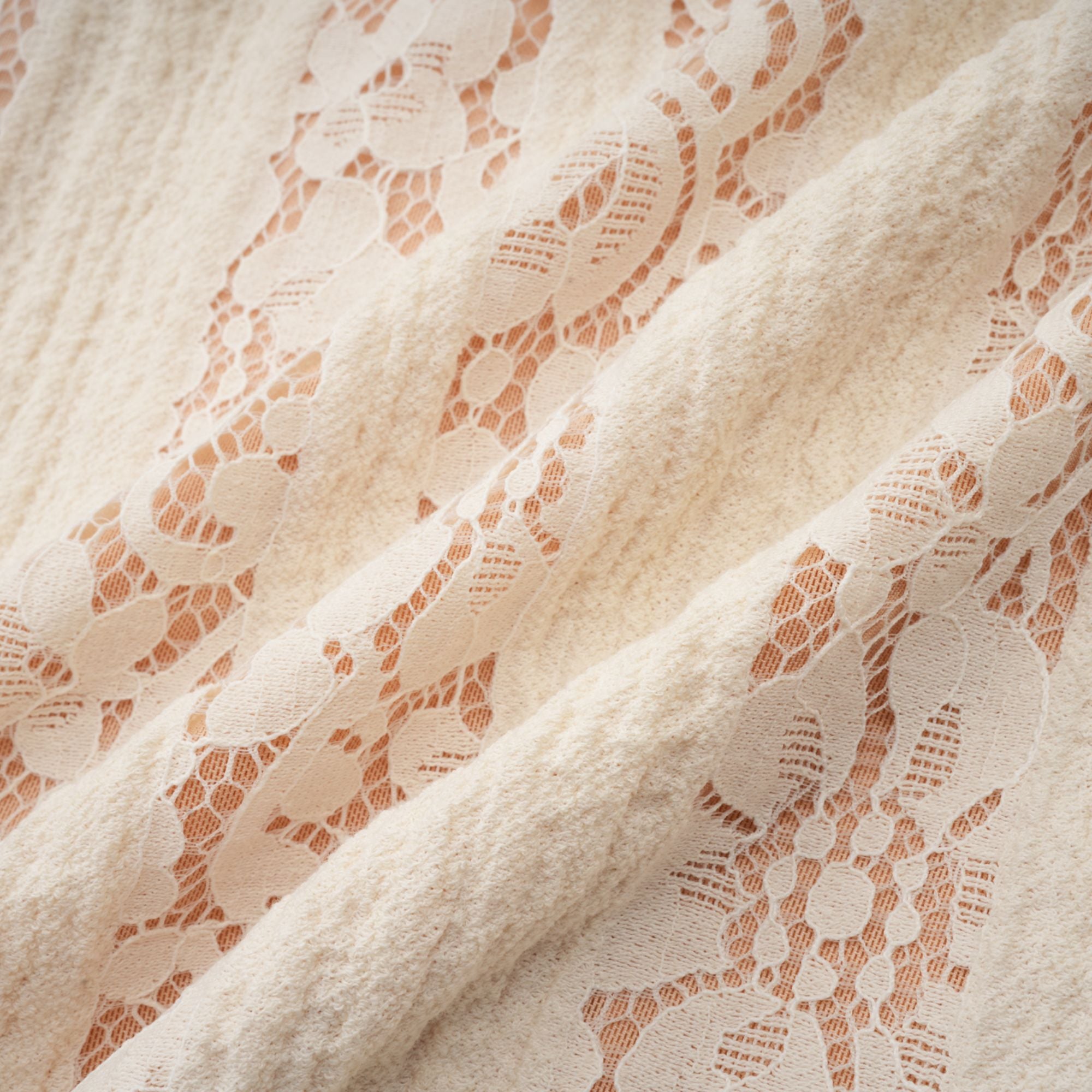 فستان قصير من إيميلين مزين بالدانتيل مزهر بأكمام واسعة باللون الحيادي