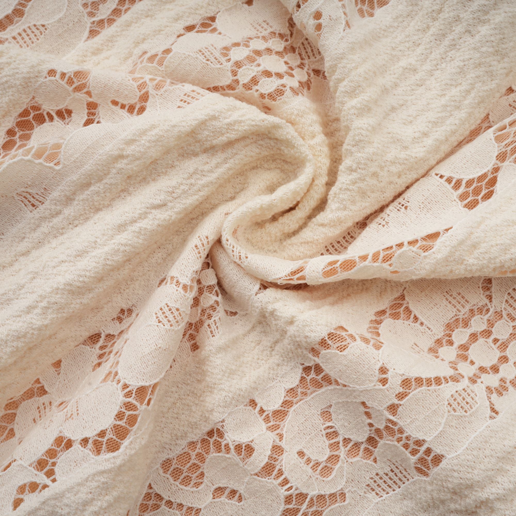 فستان قصير من إيميلين مزين بالدانتيل مزهر بأكمام واسعة باللون الحيادي