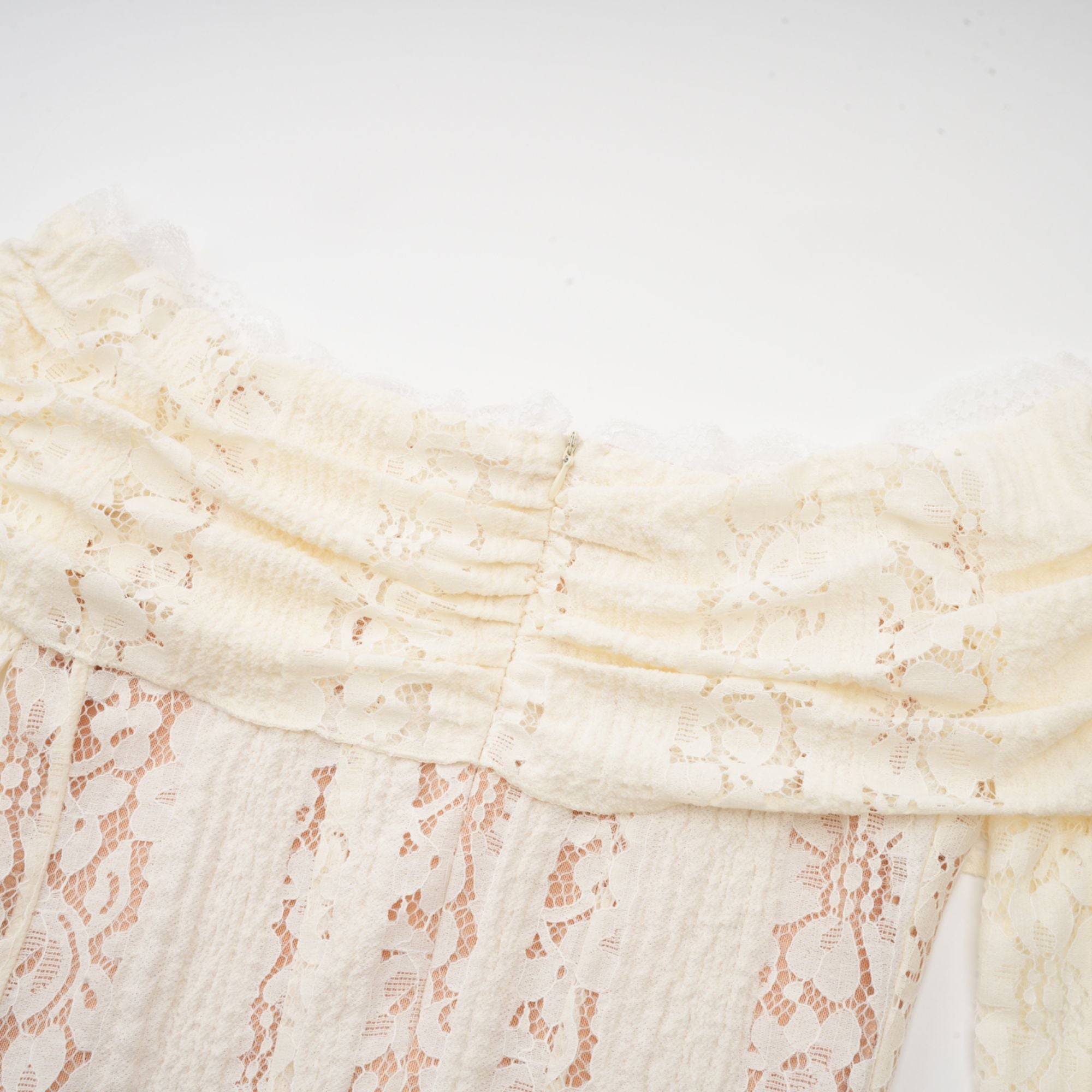 فستان قصير من إيميلين مزين بالدانتيل مزهر بأكمام واسعة باللون الحيادي