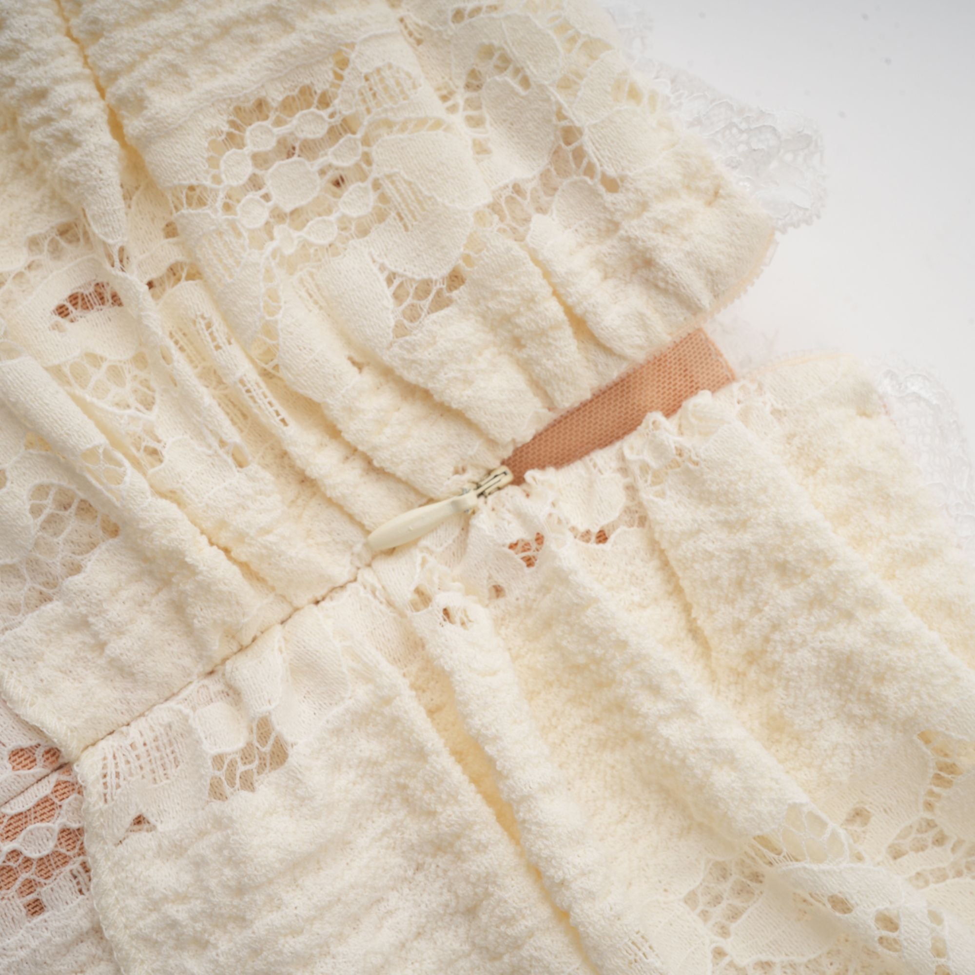 فستان قصير من إيميلين مزين بالدانتيل مزهر بأكمام واسعة باللون الحيادي