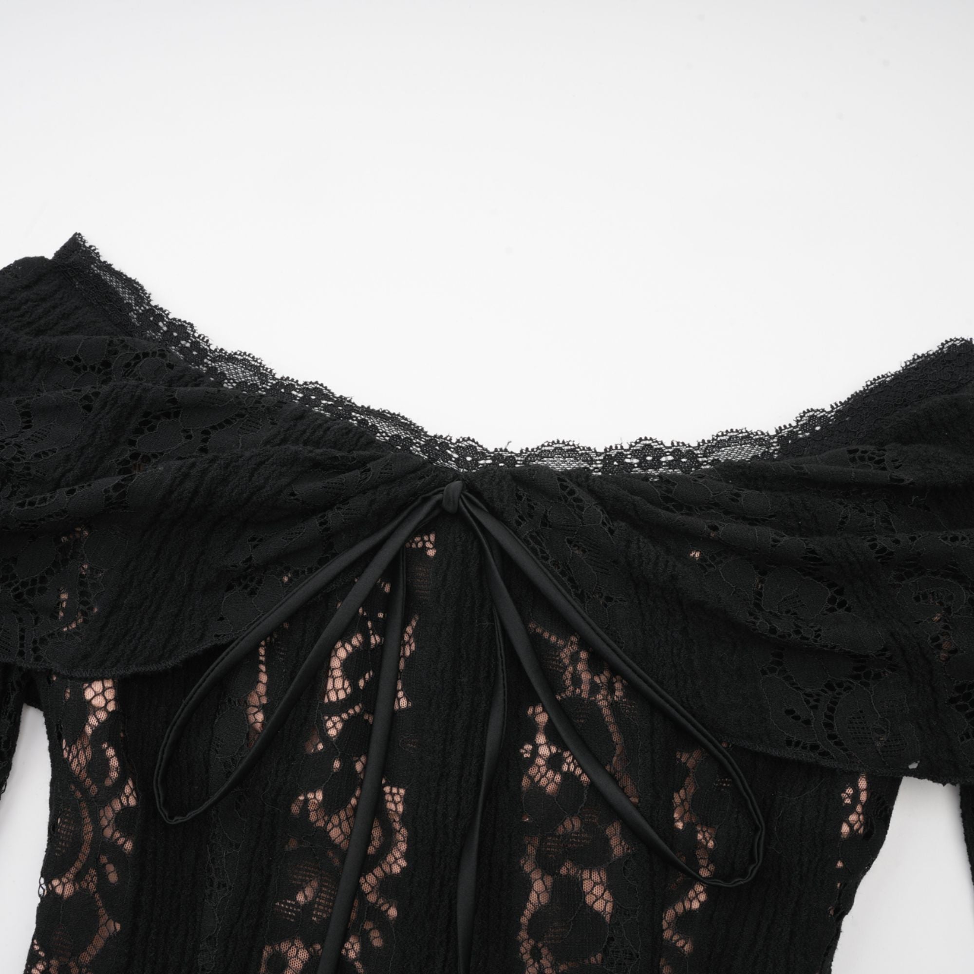 فستان إيميلين متوسط الطول بأكمام واسعة من الدانتيل مزين بالزهور باللون الأسود