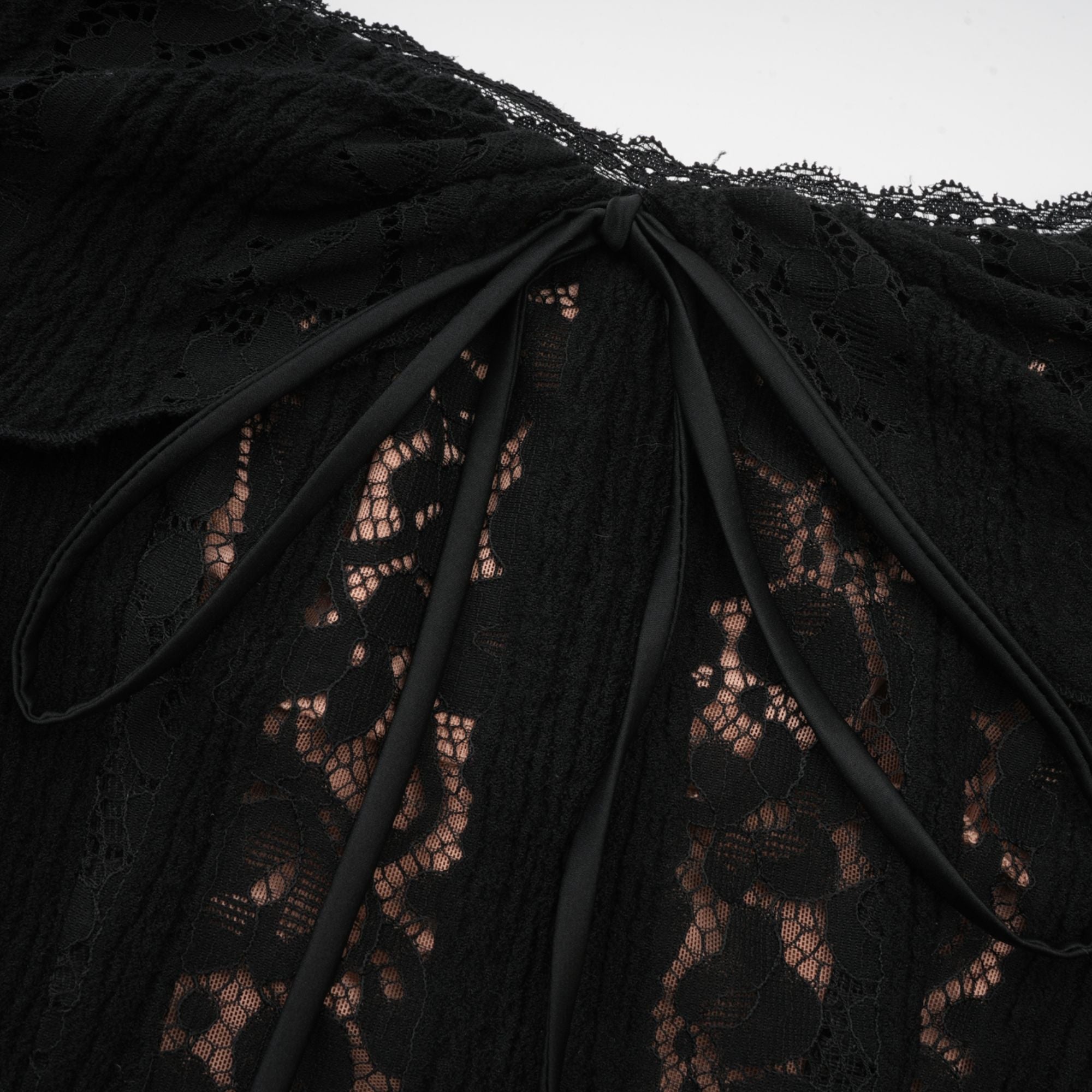 فستان إيميلين متوسط الطول بأكمام واسعة من الدانتيل مزين بالزهور باللون الأسود