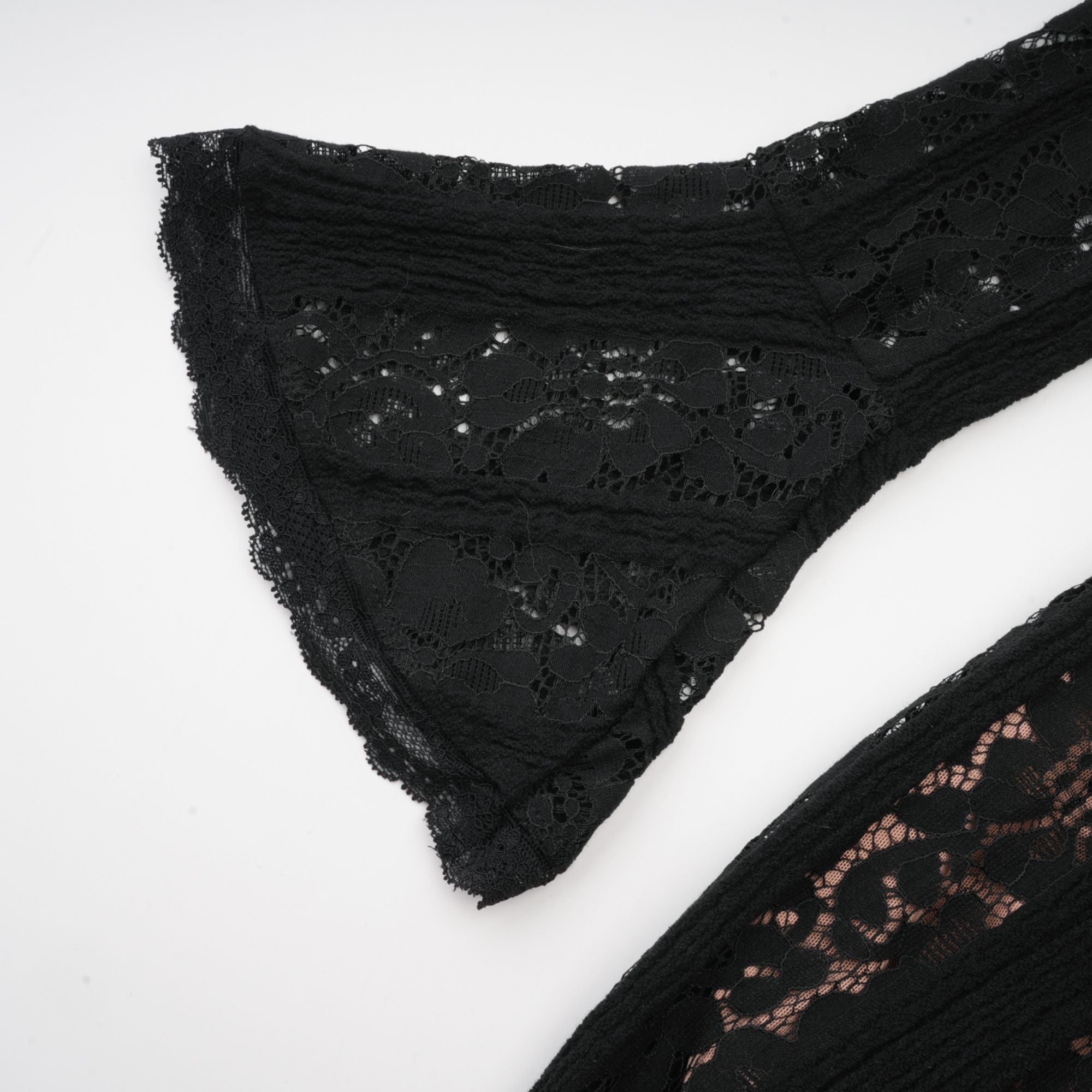 فستان إيميلين متوسط الطول بأكمام واسعة من الدانتيل مزين بالزهور باللون الأسود