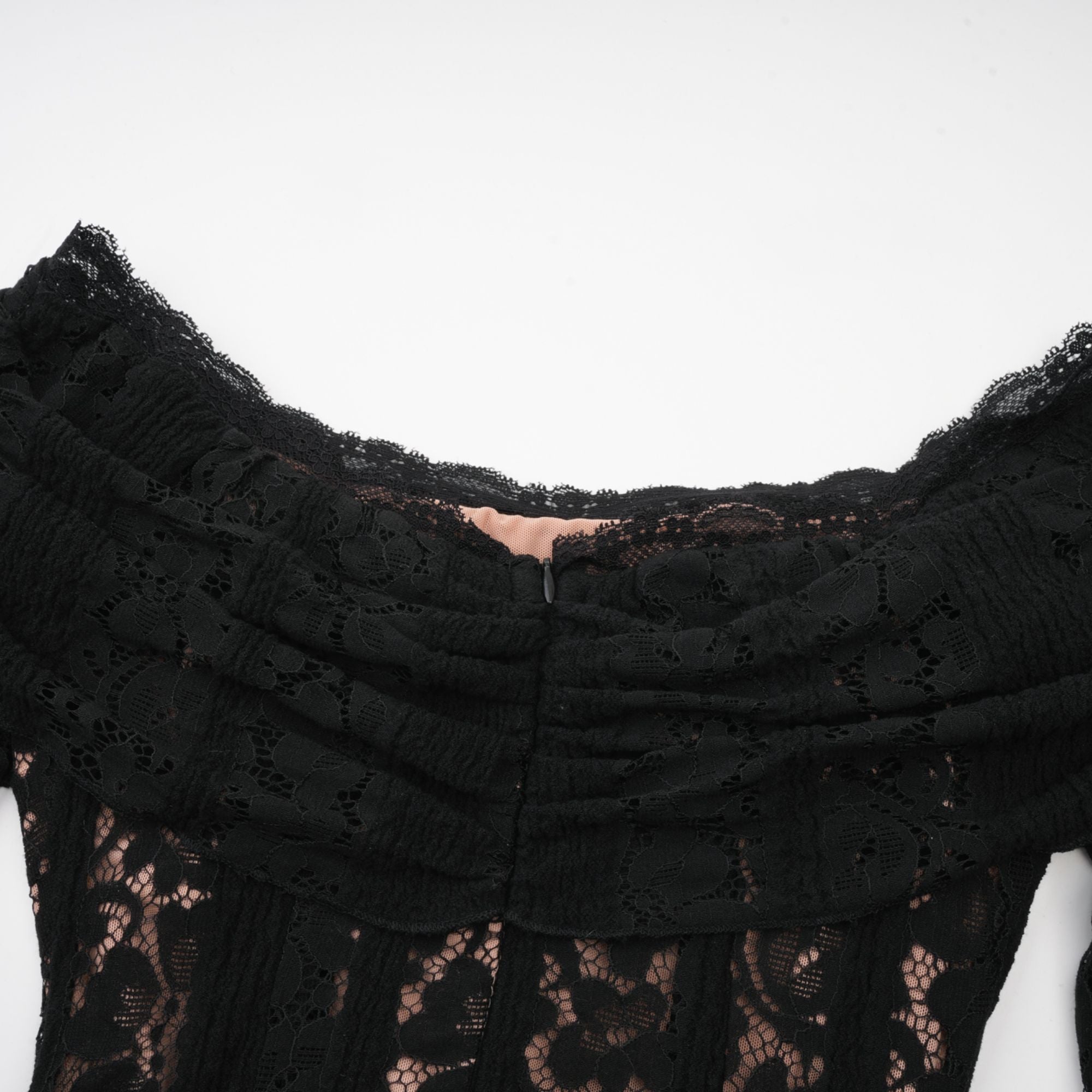 فستان إيميلين متوسط الطول بأكمام واسعة من الدانتيل مزين بالزهور باللون الأسود