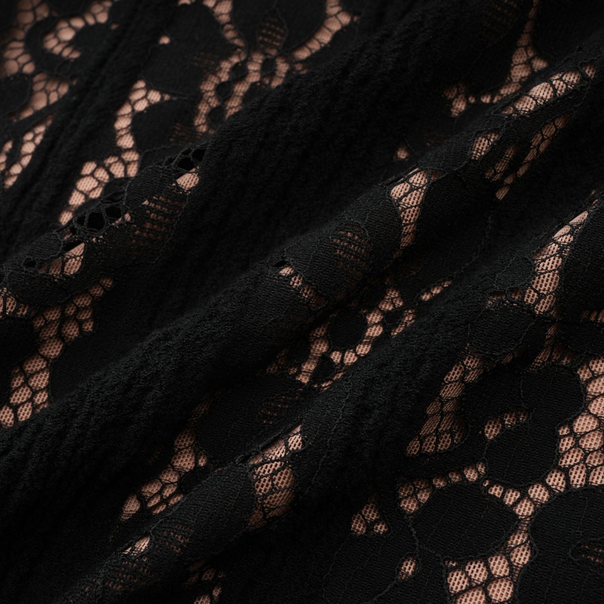 فستان إيميلين متوسط الطول بأكمام واسعة من الدانتيل مزين بالزهور باللون الأسود