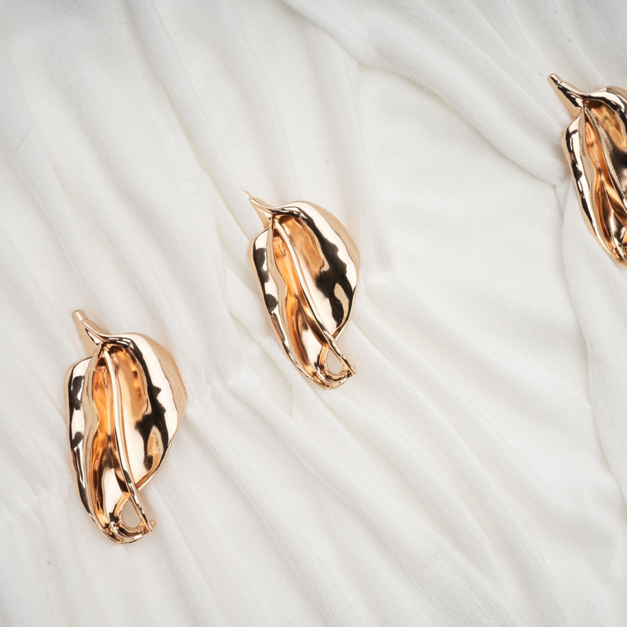 فستان ماكسي مكشوف الأكتاف من تصميم نادين باللون الأبيض