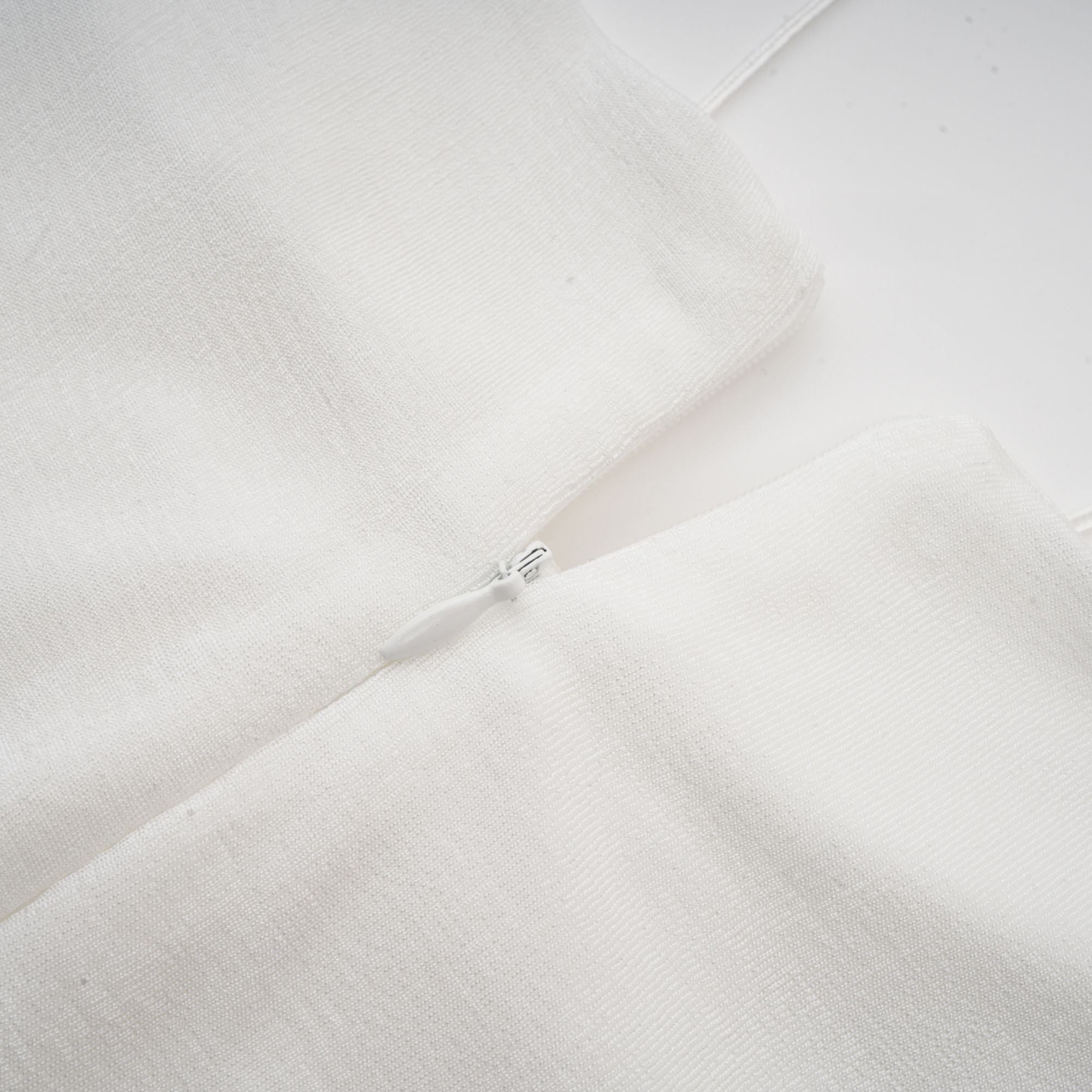 فستان ماكسي مكشوف الأكتاف من تصميم نادين باللون الأبيض