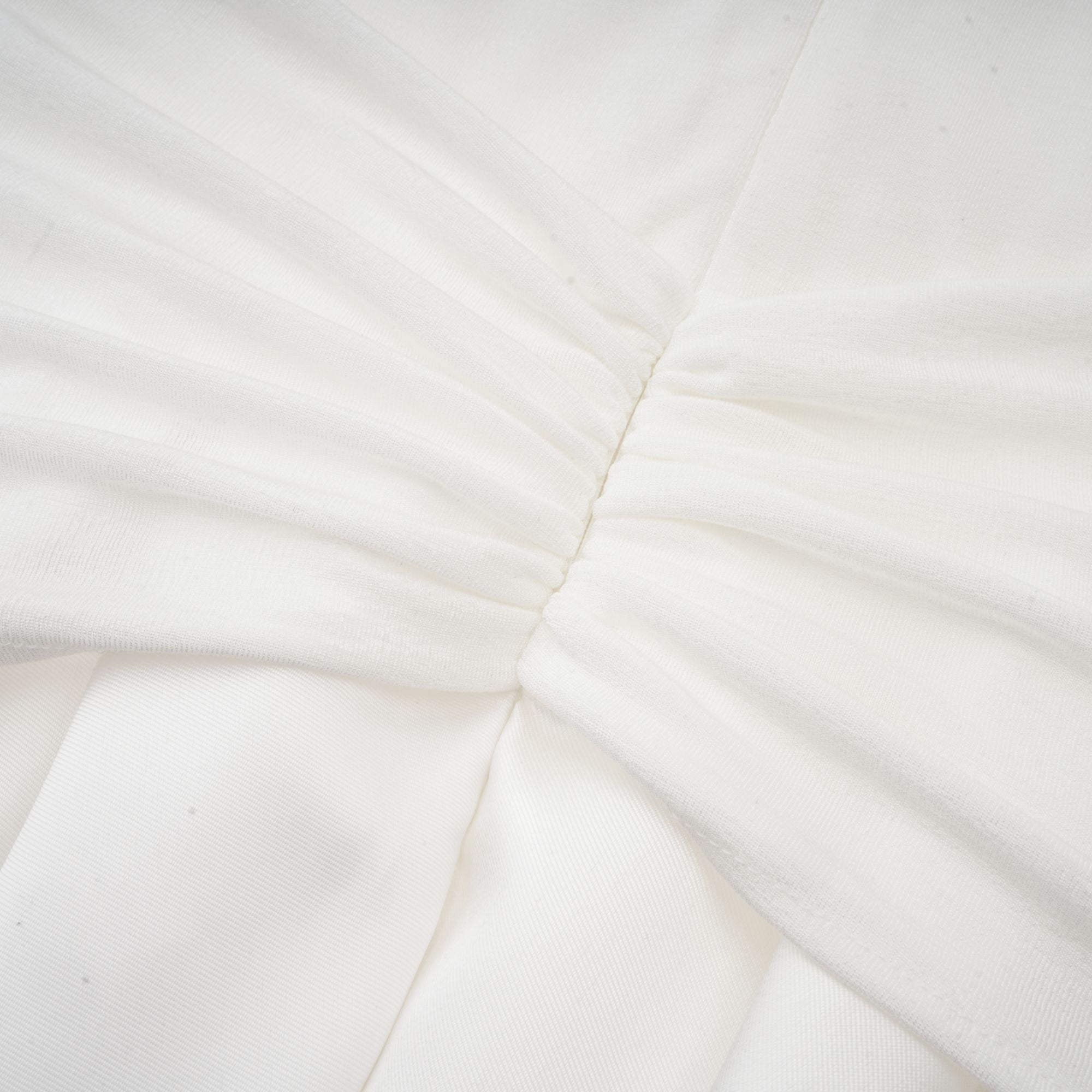 فستان ماكسي مكشوف الأكتاف من تصميم نادين باللون الأبيض