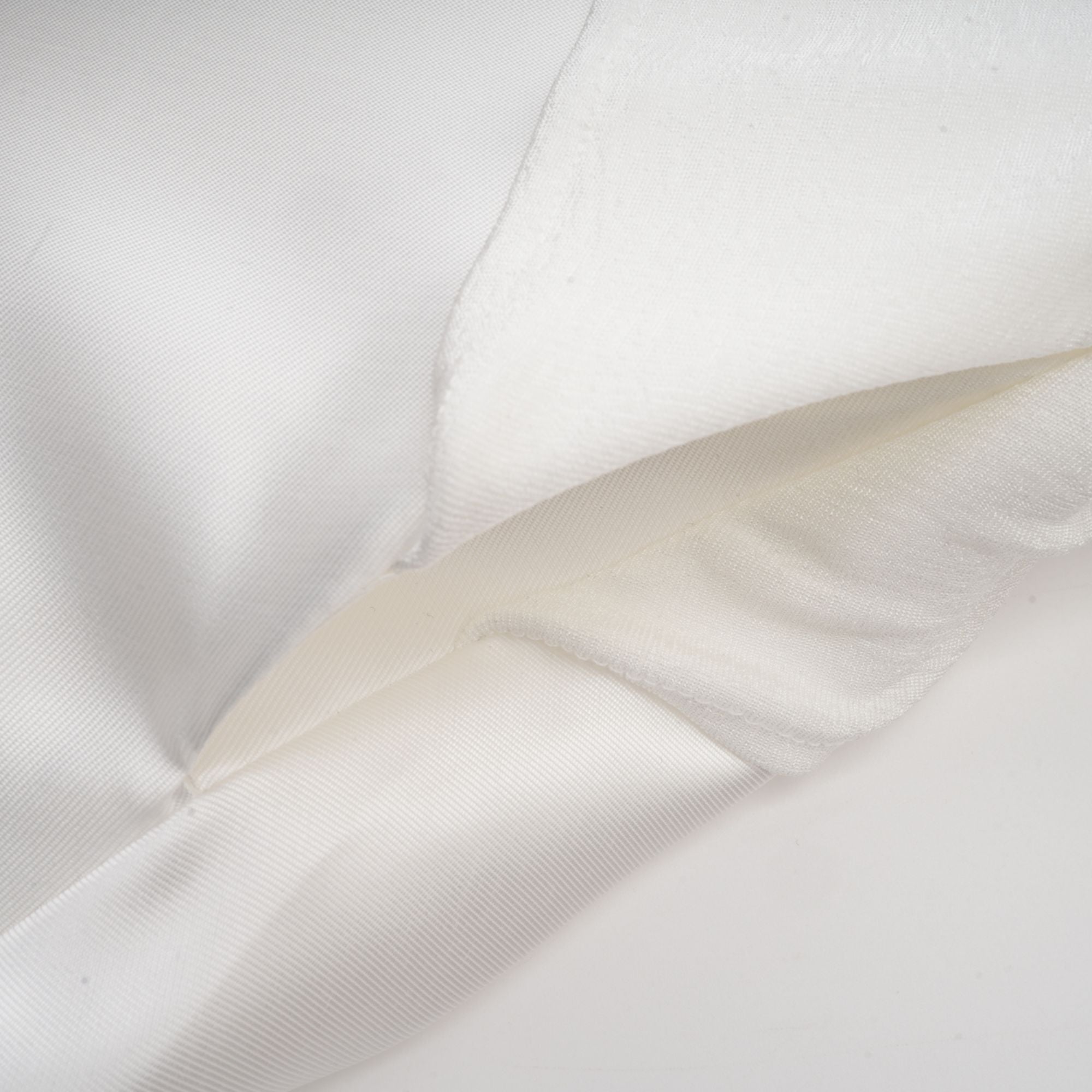 فستان ماكسي مكشوف الأكتاف من تصميم نادين باللون الأبيض