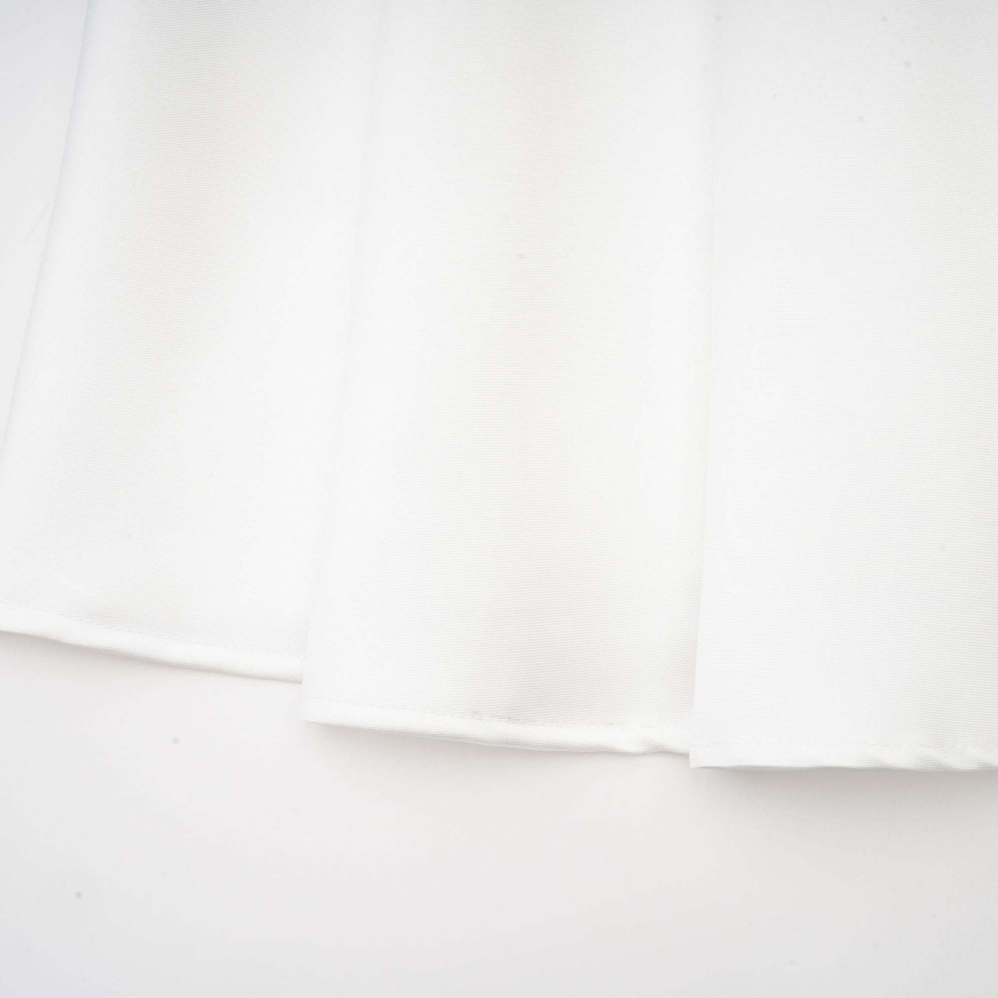 فستان ماكسي مكشوف الأكتاف من تصميم نادين باللون الأبيض