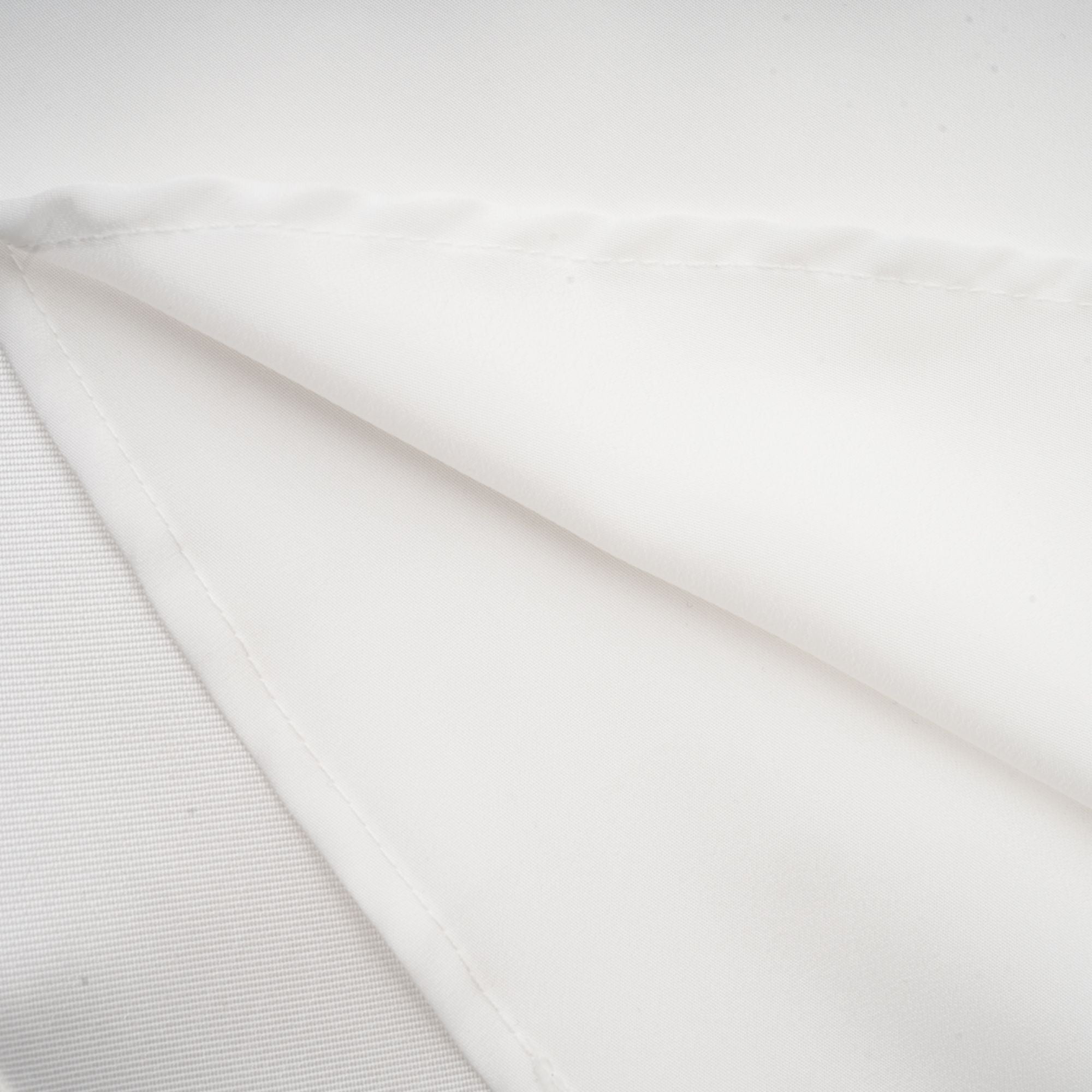 فستان ماكسي مكشوف الأكتاف من تصميم نادين باللون الأبيض