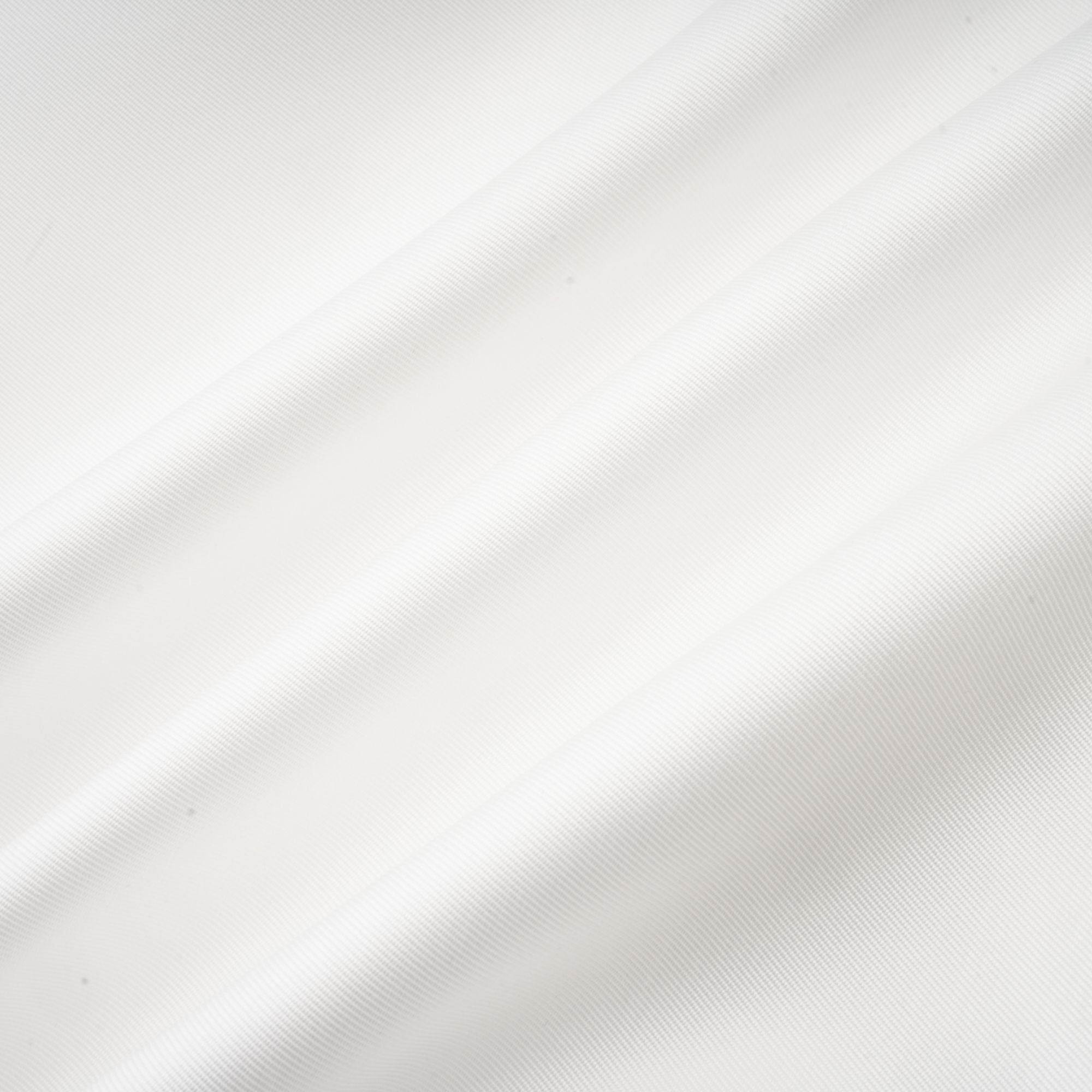 فستان ماكسي مكشوف الأكتاف من تصميم نادين باللون الأبيض