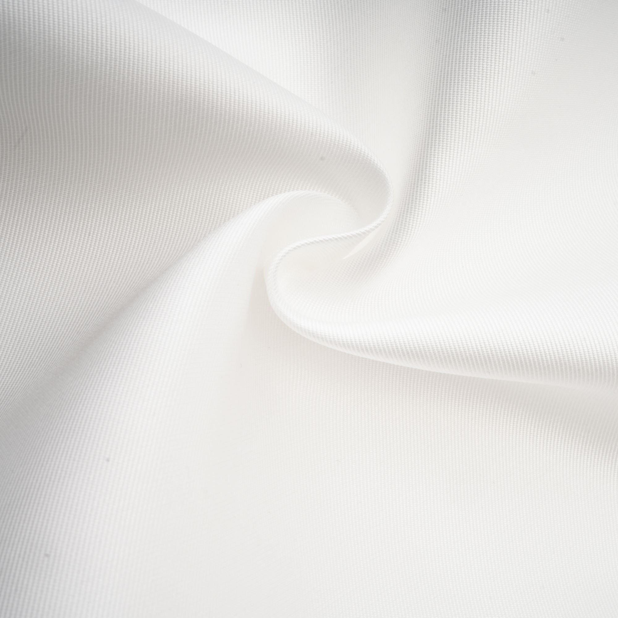 فستان ماكسي مكشوف الأكتاف من تصميم نادين باللون الأبيض