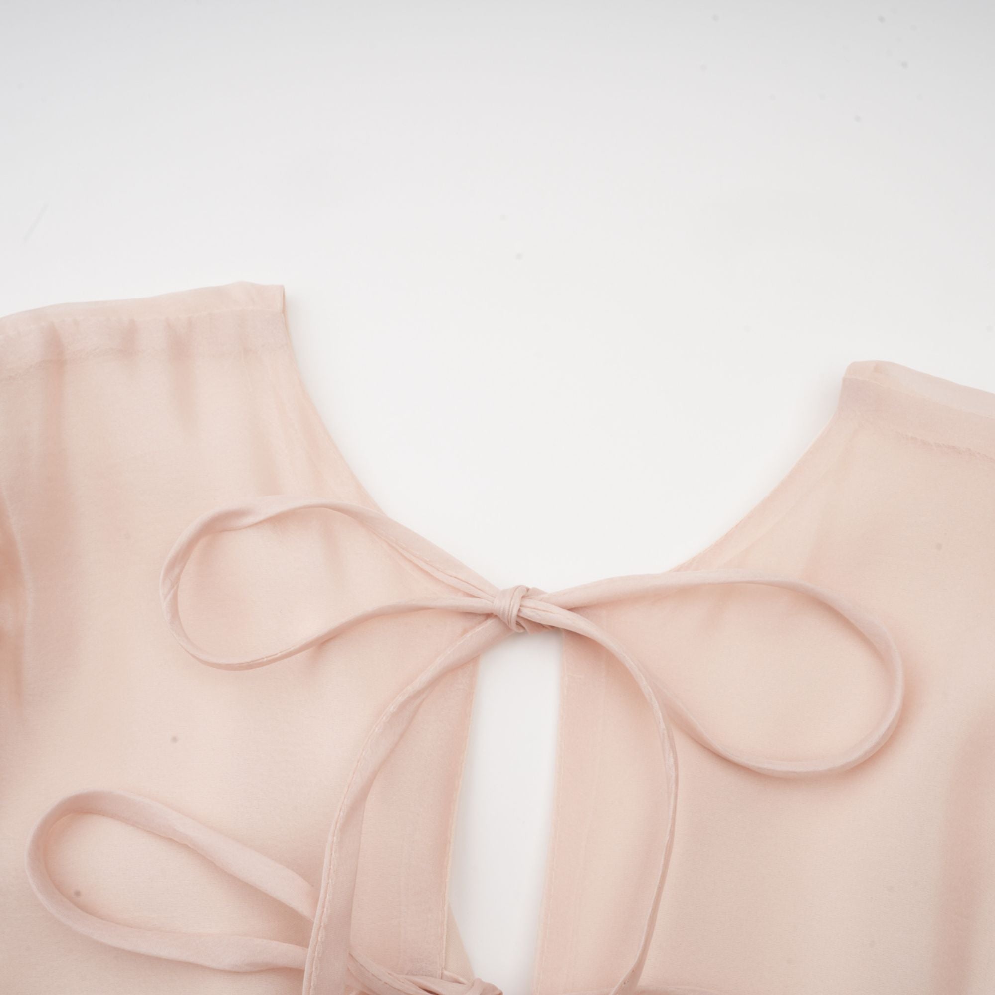 فستان لوسي متوسط الطول مزين بنقشة زهور صناعية