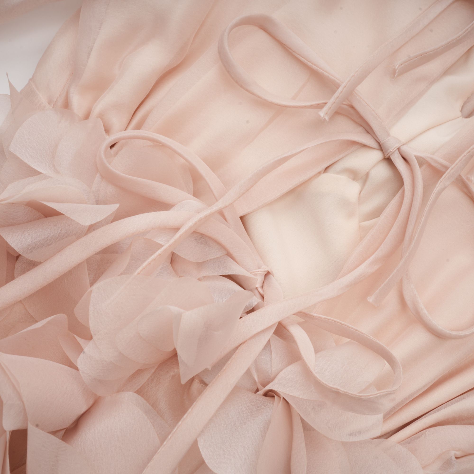 فستان لوسي متوسط الطول مزين بنقشة زهور صناعية