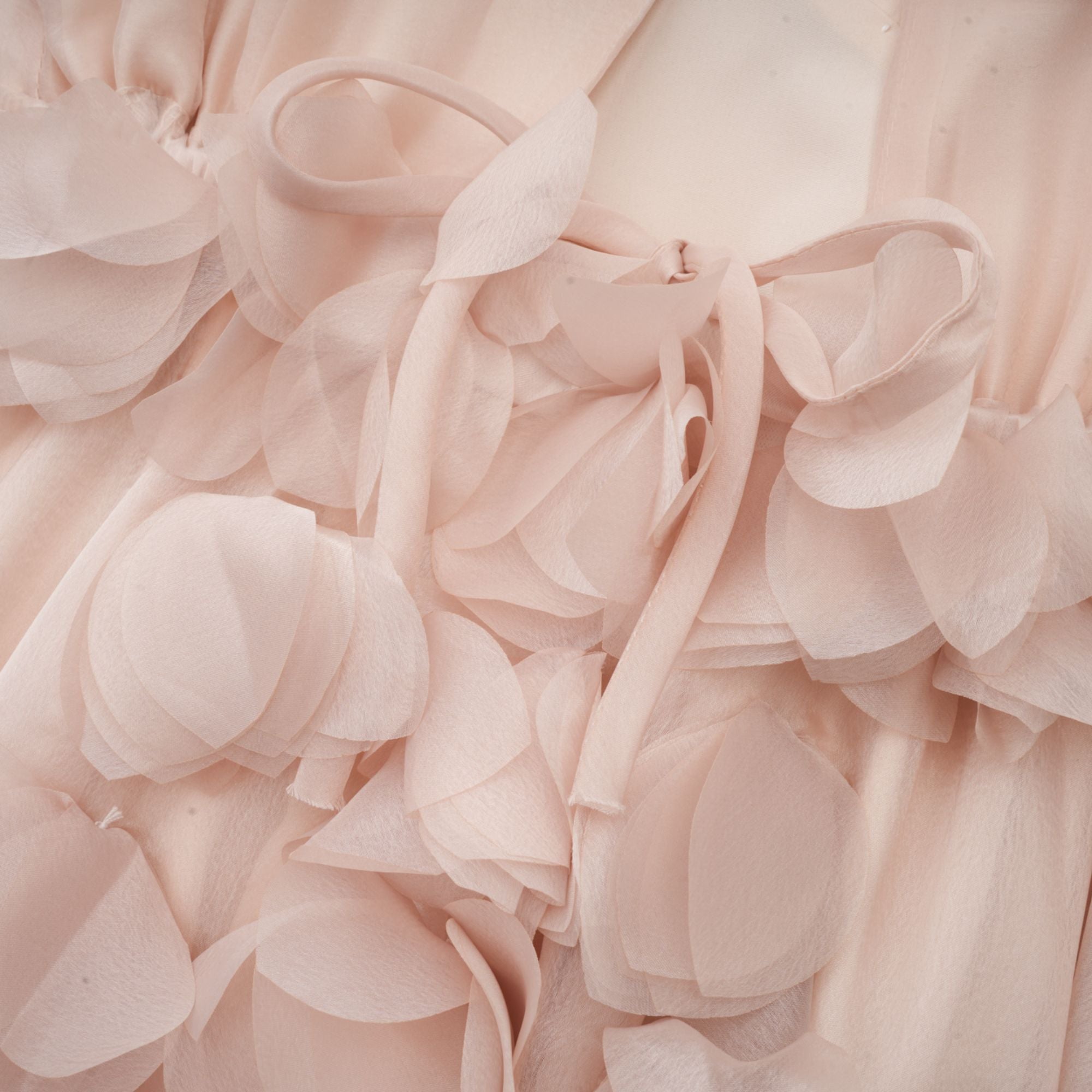 فستان لوسي متوسط الطول مزين بنقشة زهور صناعية