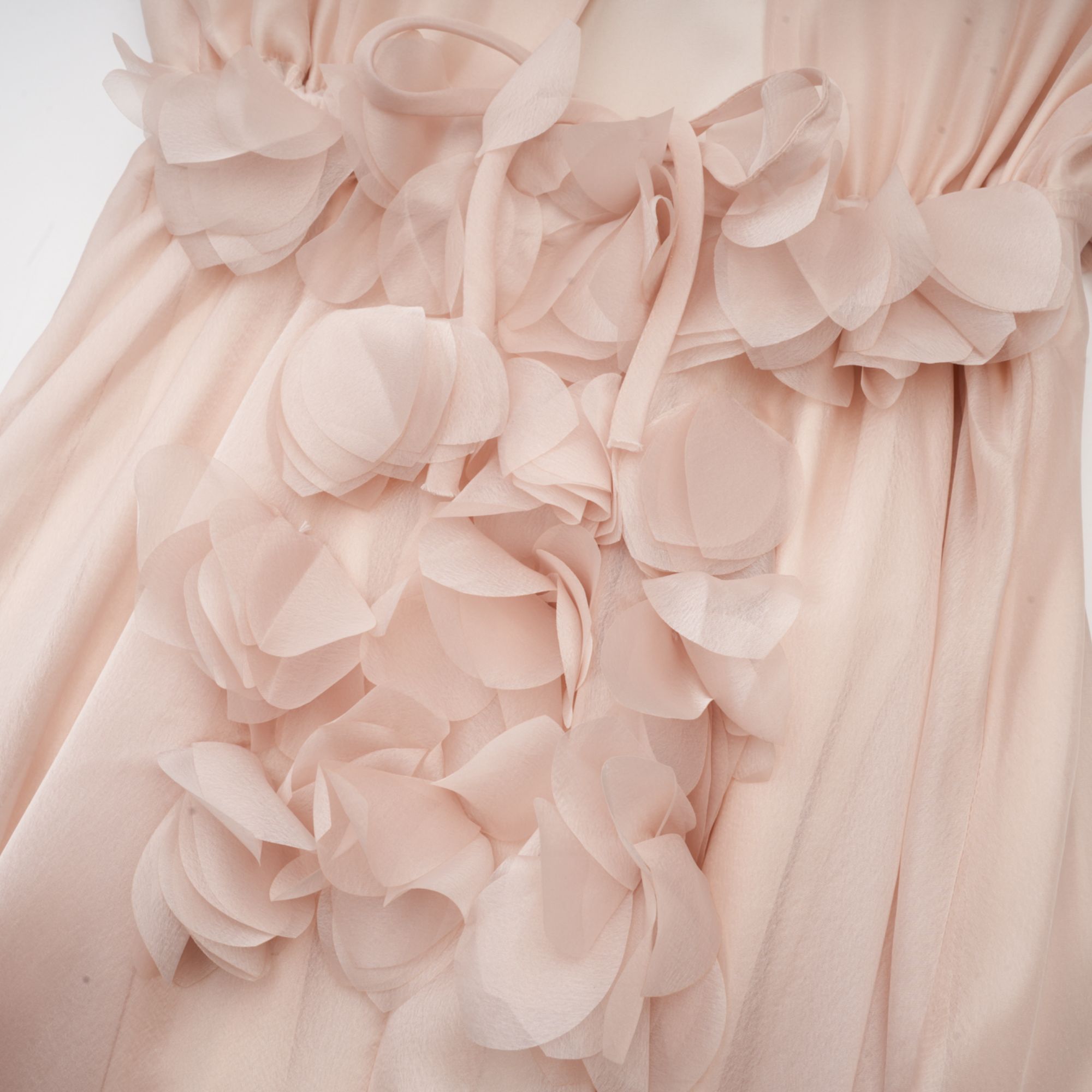 فستان لوسي متوسط الطول مزين بنقشة زهور صناعية